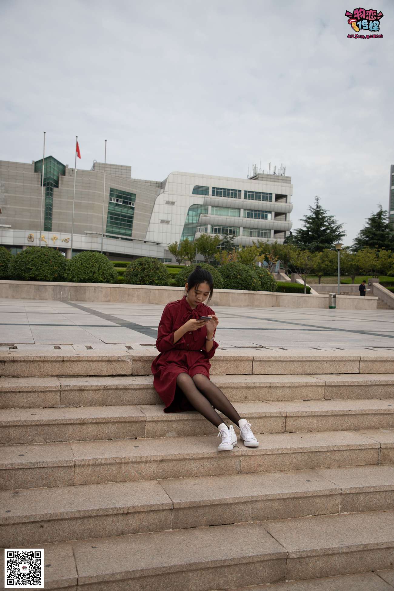 图片[93]-勿恋传媒 No.055 一袭红的神秘与热情,经典白色匡威高帮配黑丝 [143P] – 速更版-美库