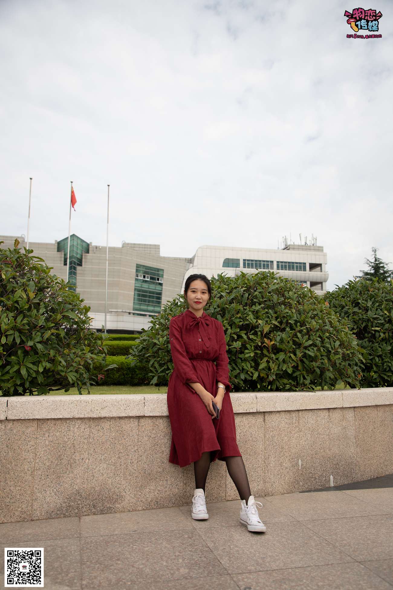 图片[96]-勿恋传媒 No.055 一袭红的神秘与热情,经典白色匡威高帮配黑丝 [143P] – 速更版-美库