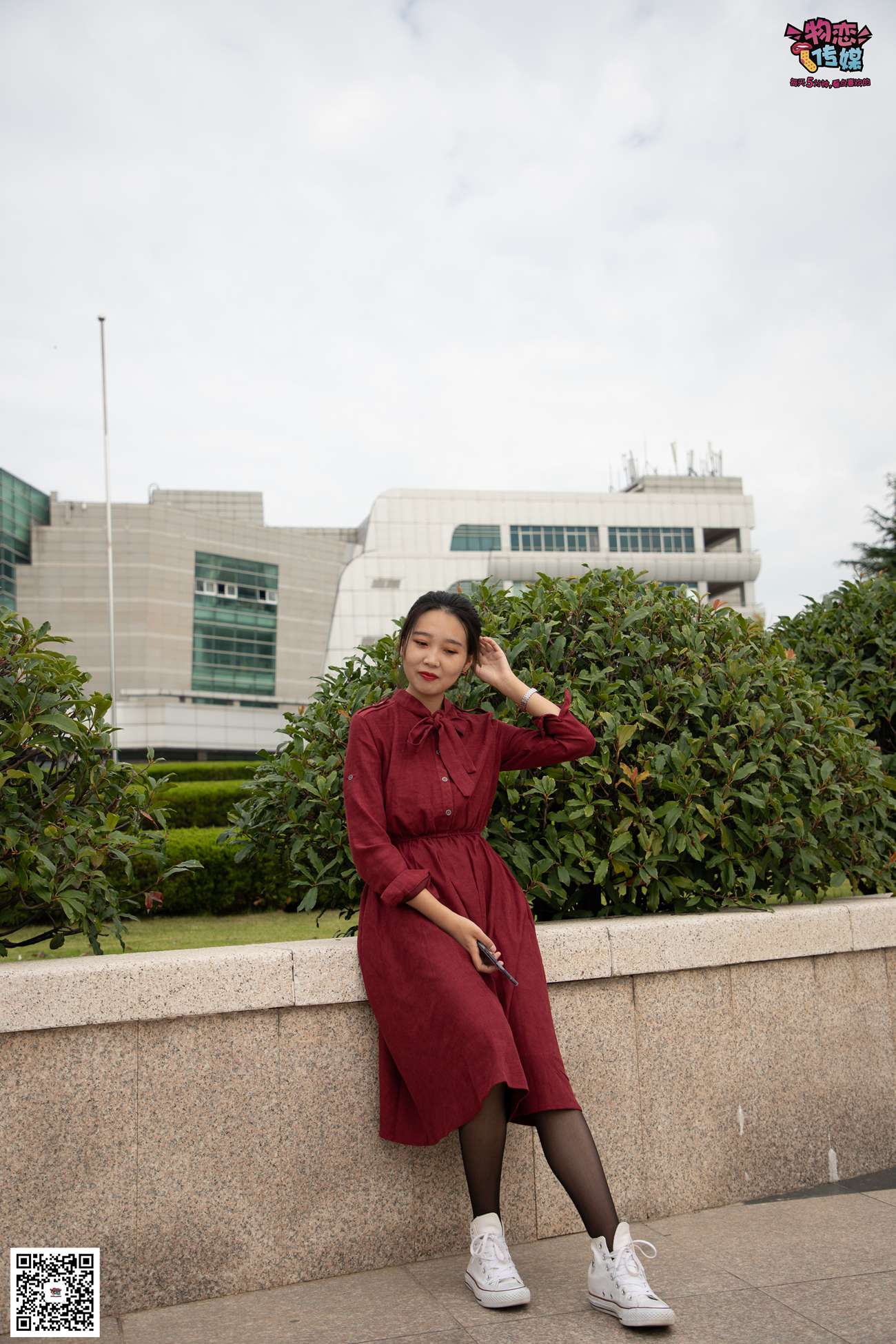 图片[97]-勿恋传媒 No.055 一袭红的神秘与热情,经典白色匡威高帮配黑丝 [143P] – 速更版-美库