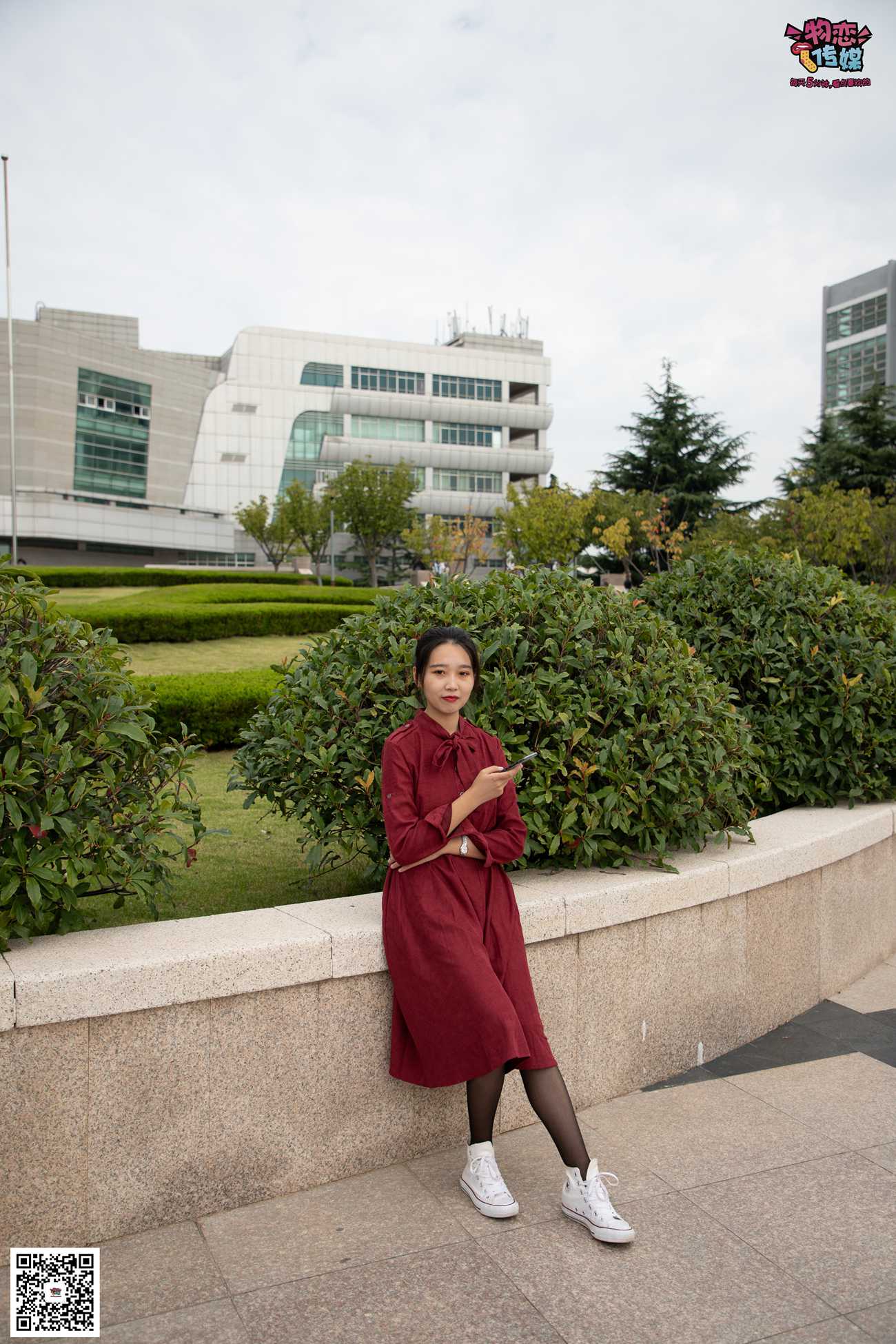 图片[98]-勿恋传媒 No.055 一袭红的神秘与热情,经典白色匡威高帮配黑丝 [143P] – 速更版-美库