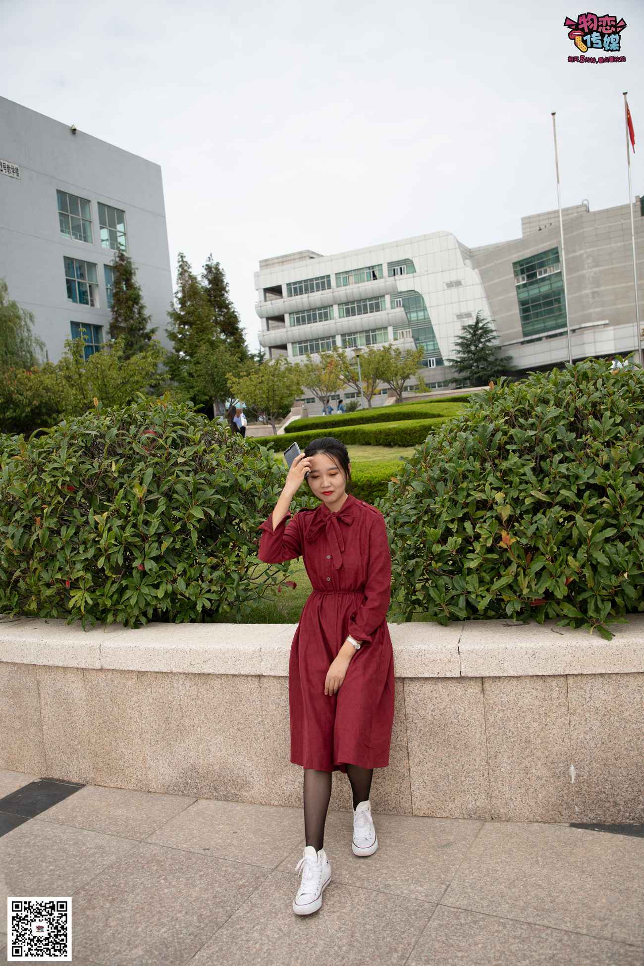 图片[100]-勿恋传媒 No.055 一袭红的神秘与热情,经典白色匡威高帮配黑丝 [143P] – 速更版-美库