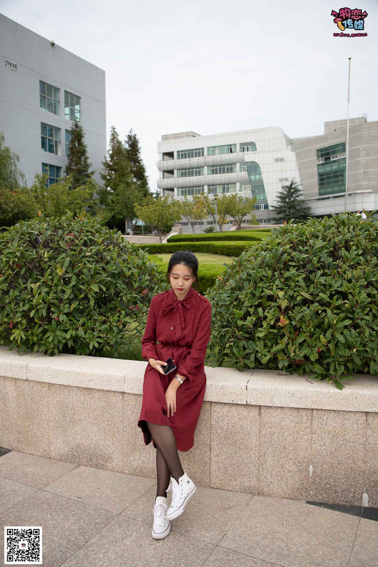 图片[102]-勿恋传媒 No.055 一袭红的神秘与热情,经典白色匡威高帮配黑丝 [143P] – 速更版-美库