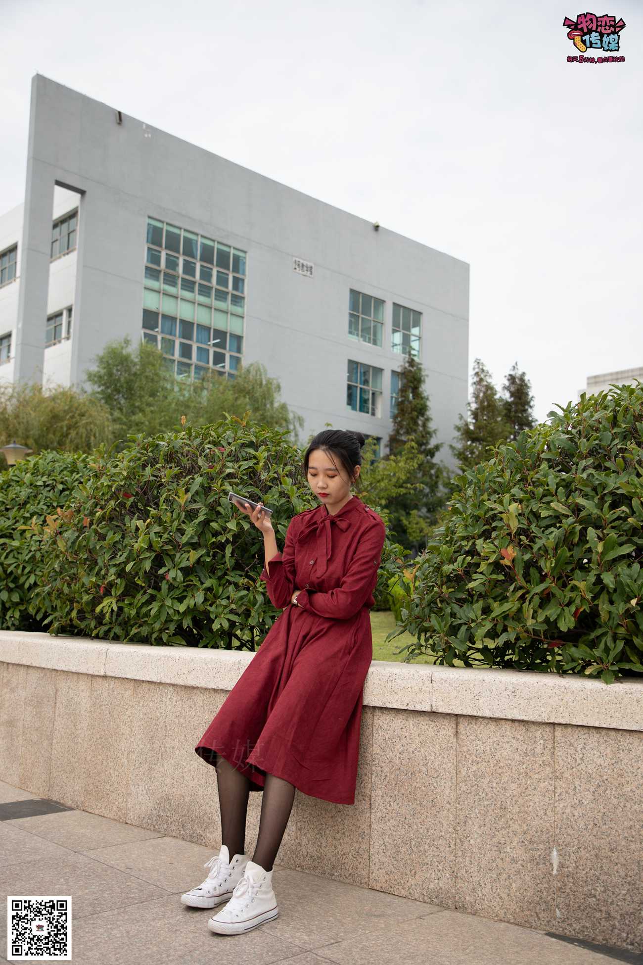 图片[103]-勿恋传媒 No.055 一袭红的神秘与热情,经典白色匡威高帮配黑丝 [143P] – 速更版-美库