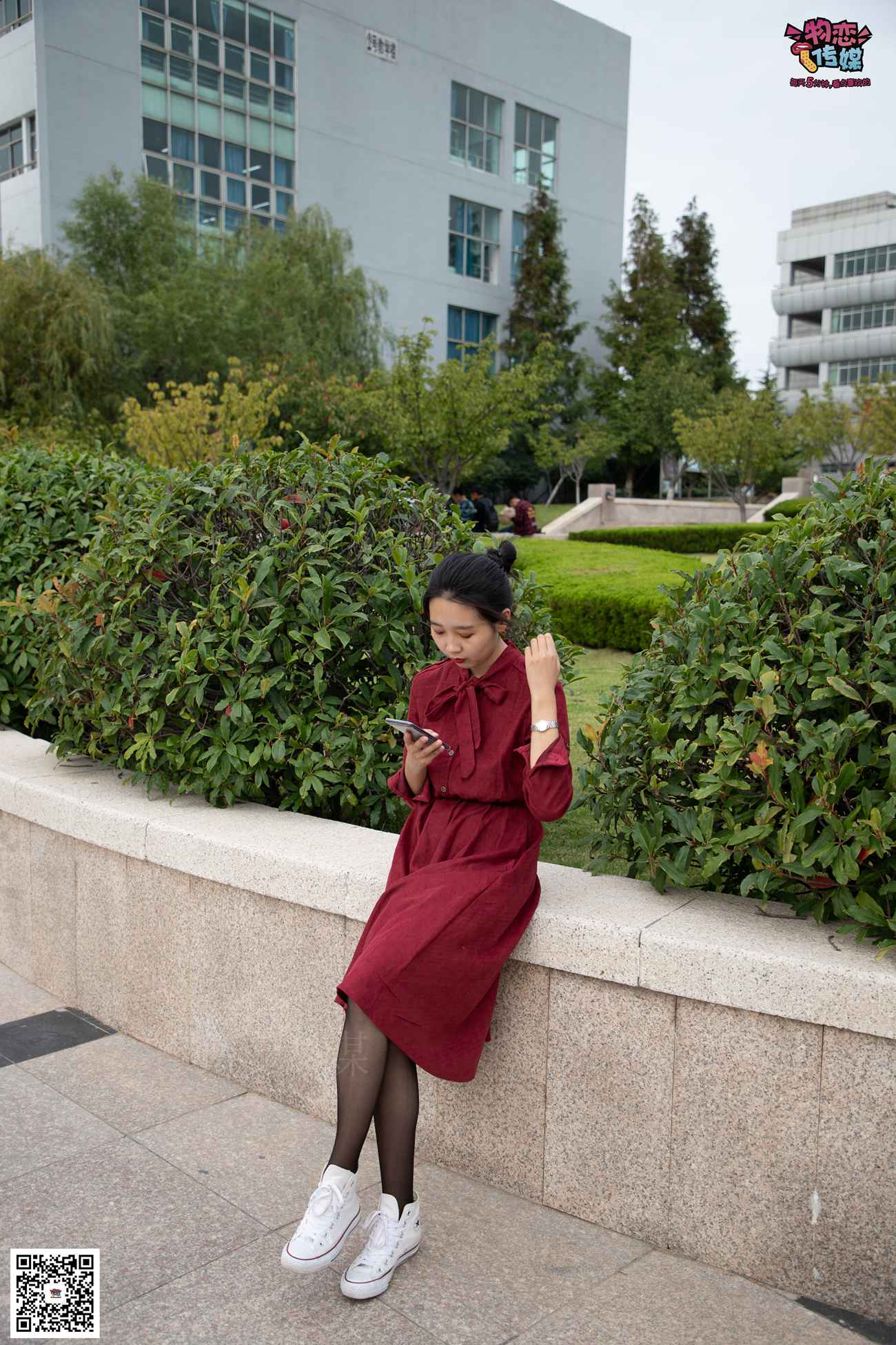 图片[109]-勿恋传媒 No.055 一袭红的神秘与热情,经典白色匡威高帮配黑丝 [143P] – 速更版-美库