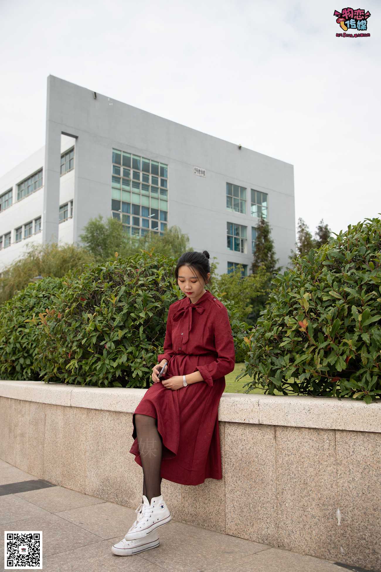 图片[111]-勿恋传媒 No.055 一袭红的神秘与热情,经典白色匡威高帮配黑丝 [143P] – 速更版-美库
