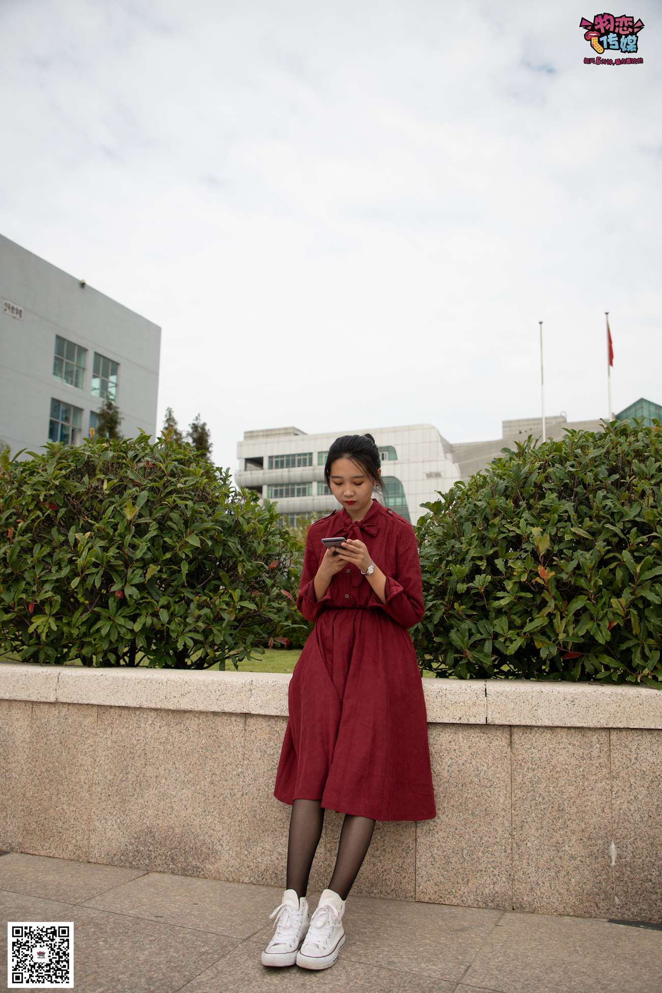 图片[113]-勿恋传媒 No.055 一袭红的神秘与热情,经典白色匡威高帮配黑丝 [143P] – 速更版-美库