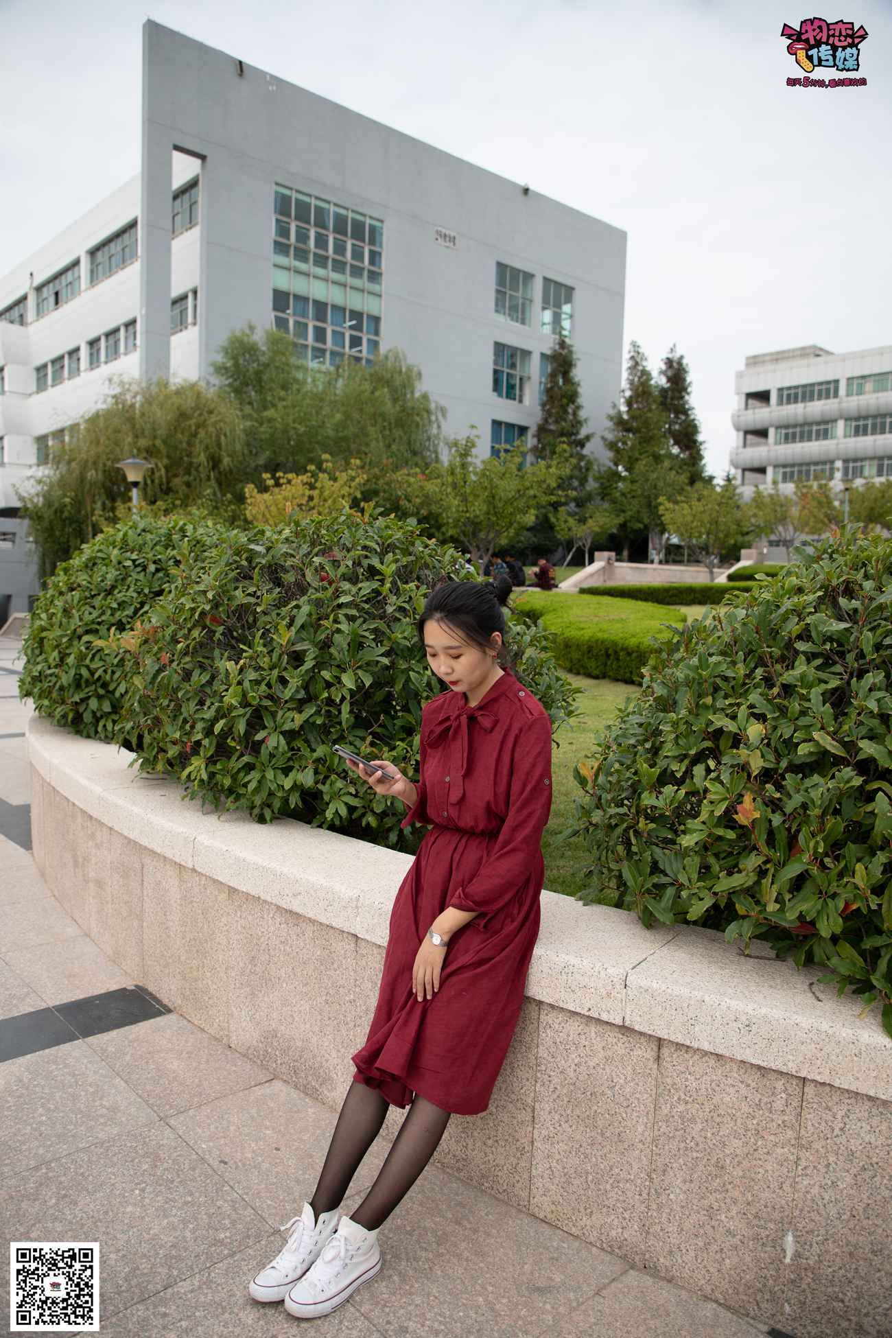 图片[114]-勿恋传媒 No.055 一袭红的神秘与热情,经典白色匡威高帮配黑丝 [143P] – 速更版-美库