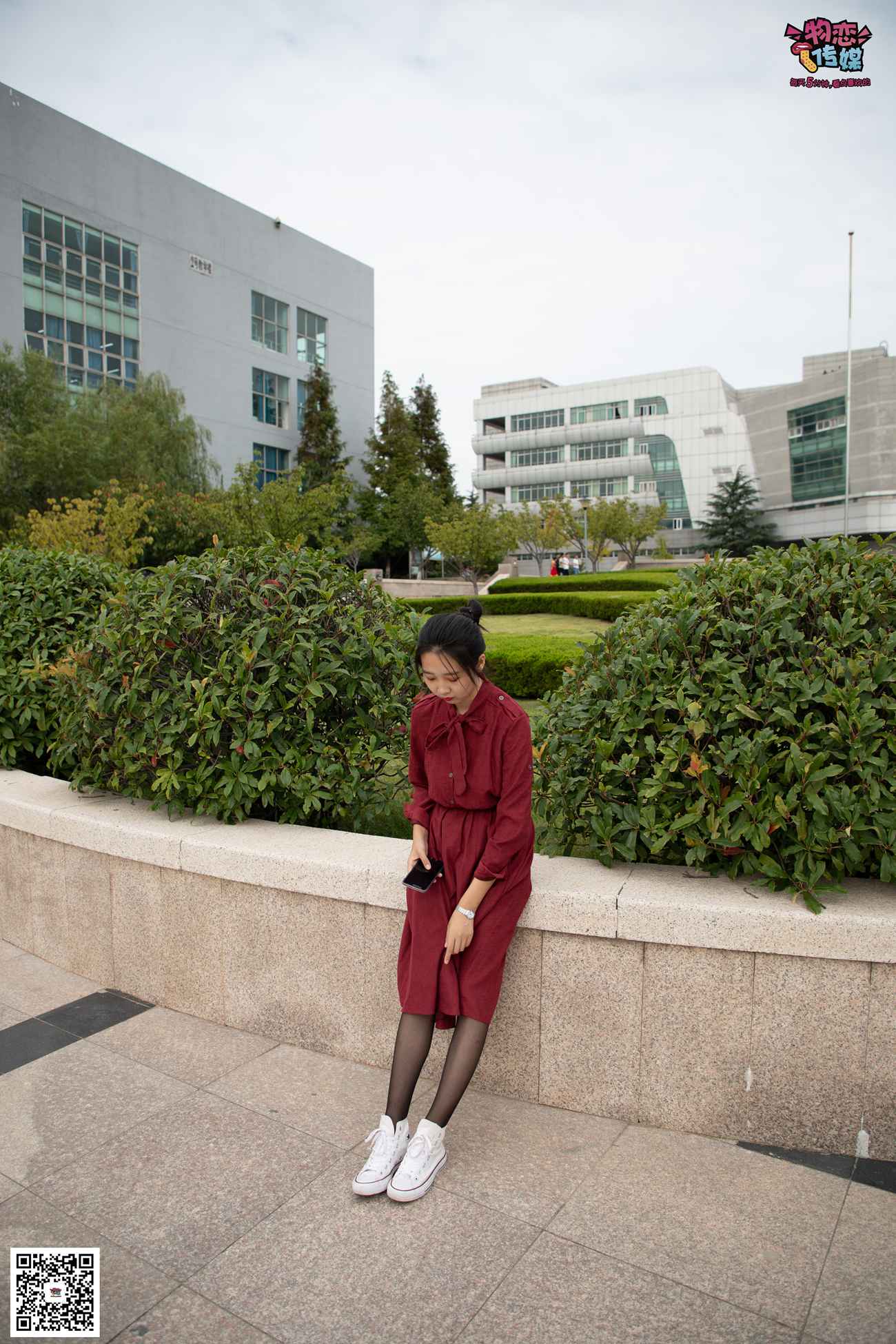 图片[115]-勿恋传媒 No.055 一袭红的神秘与热情,经典白色匡威高帮配黑丝 [143P] – 速更版-美库