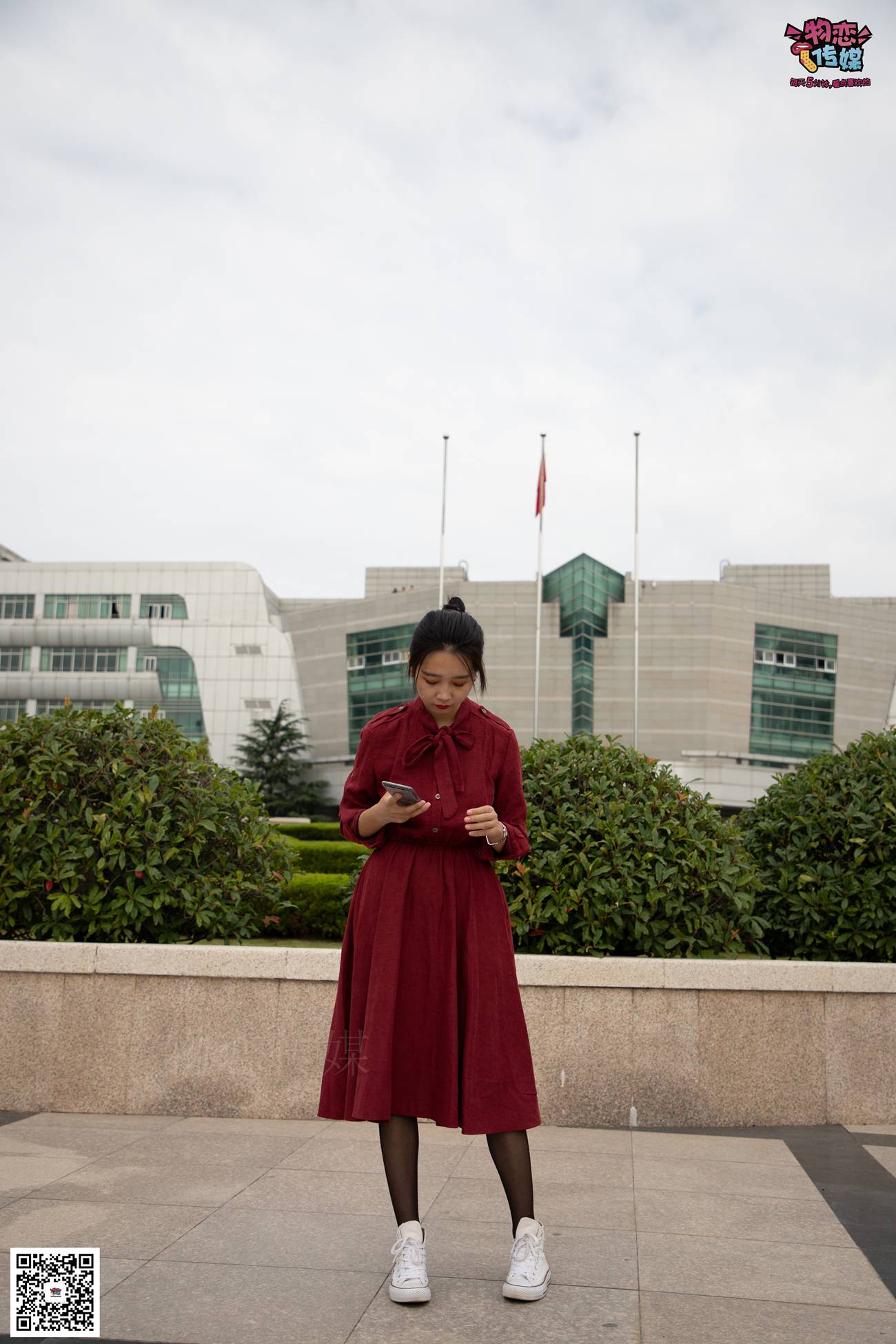 图片[116]-勿恋传媒 No.055 一袭红的神秘与热情,经典白色匡威高帮配黑丝 [143P] – 速更版-美库