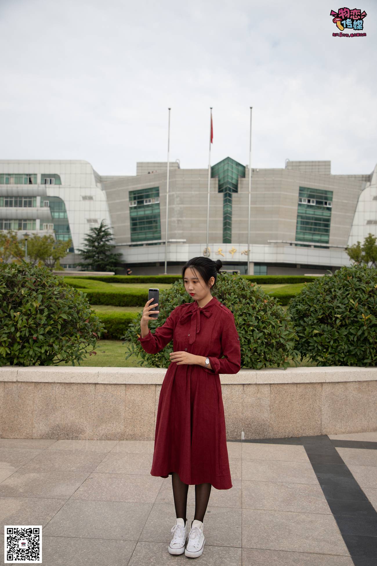 图片[117]-勿恋传媒 No.055 一袭红的神秘与热情,经典白色匡威高帮配黑丝 [143P] – 速更版-美库