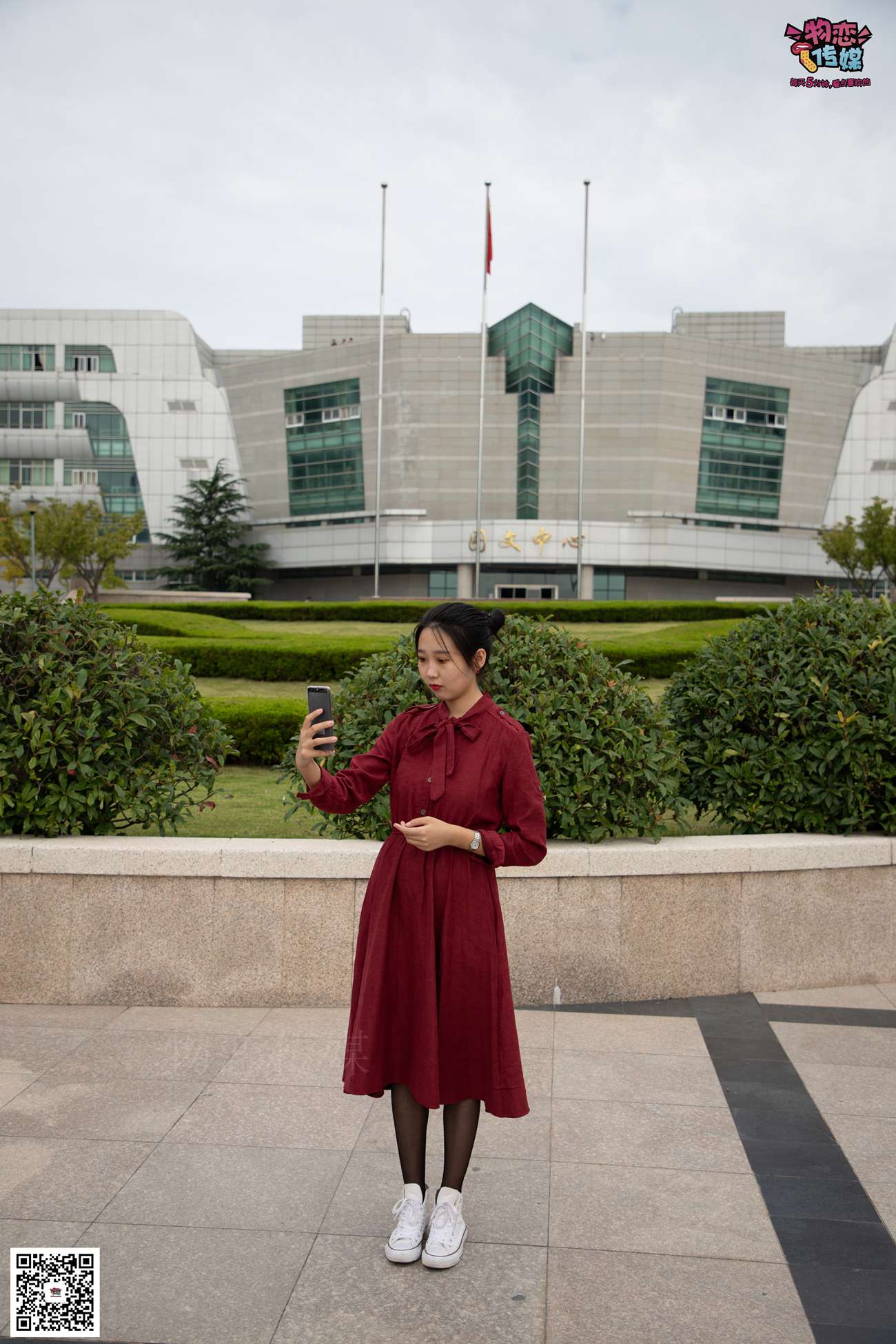 图片[118]-勿恋传媒 No.055 一袭红的神秘与热情,经典白色匡威高帮配黑丝 [143P] – 速更版-美库