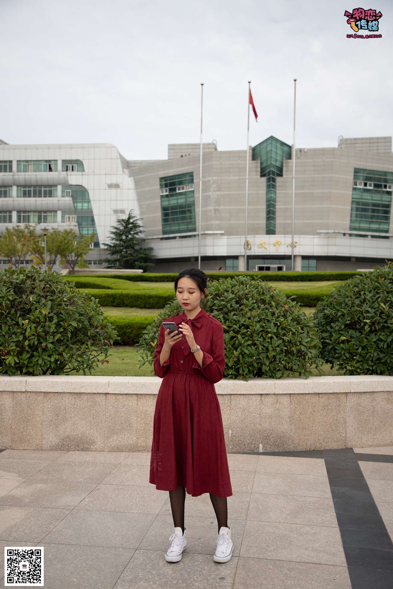 图片[119]-勿恋传媒 No.055 一袭红的神秘与热情,经典白色匡威高帮配黑丝 [143P] – 速更版-美库