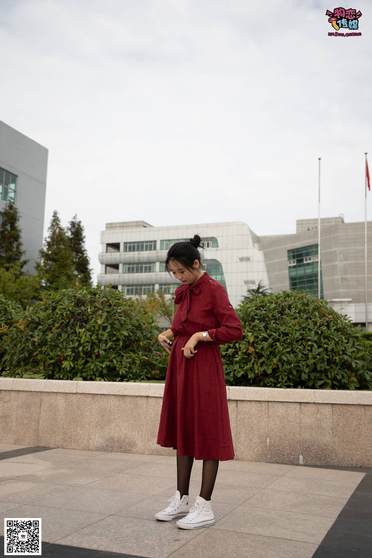 图片[120]-勿恋传媒 No.055 一袭红的神秘与热情,经典白色匡威高帮配黑丝 [143P] – 速更版-美库