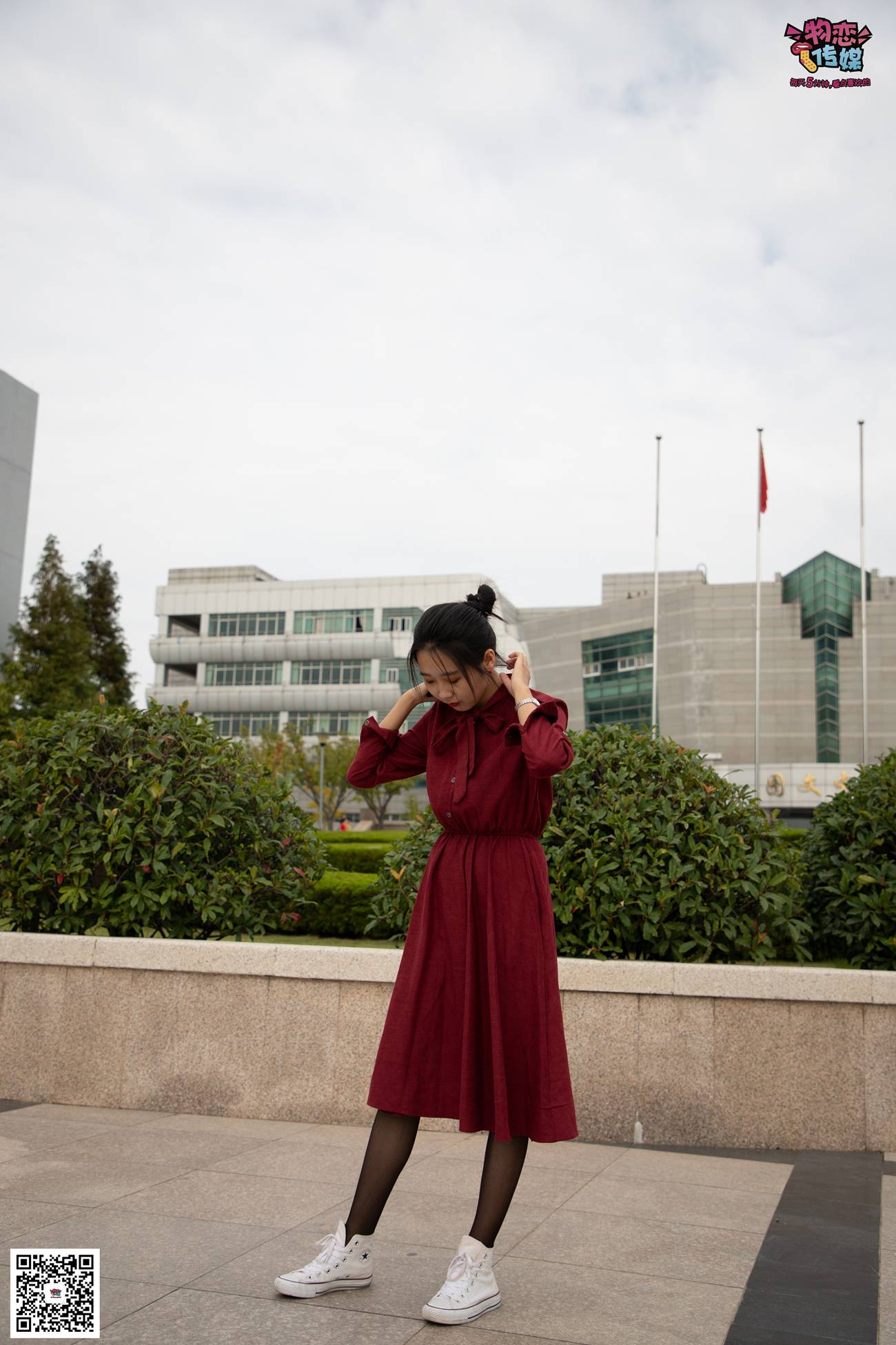 图片[121]-勿恋传媒 No.055 一袭红的神秘与热情,经典白色匡威高帮配黑丝 [143P] – 速更版-美库