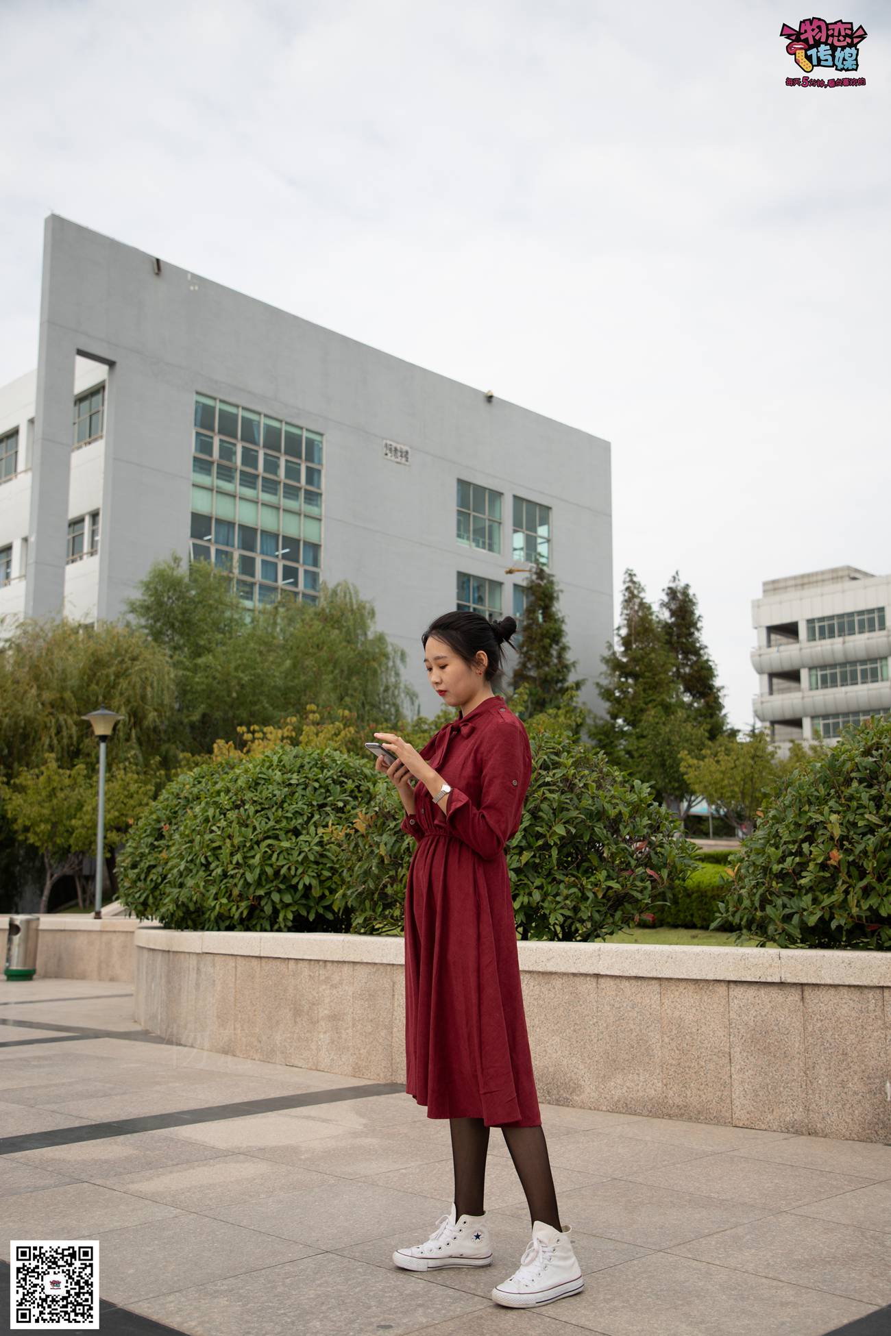 图片[122]-勿恋传媒 No.055 一袭红的神秘与热情,经典白色匡威高帮配黑丝 [143P] – 速更版-美库