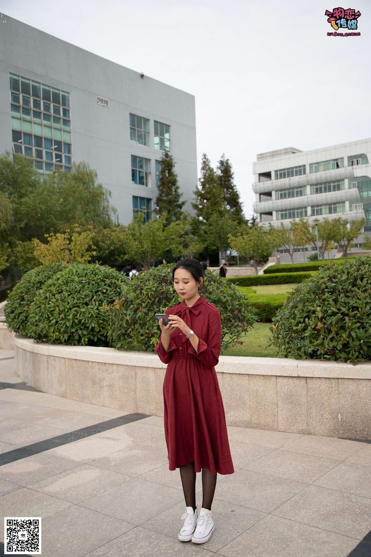 图片[123]-勿恋传媒 No.055 一袭红的神秘与热情,经典白色匡威高帮配黑丝 [143P] – 速更版-美库