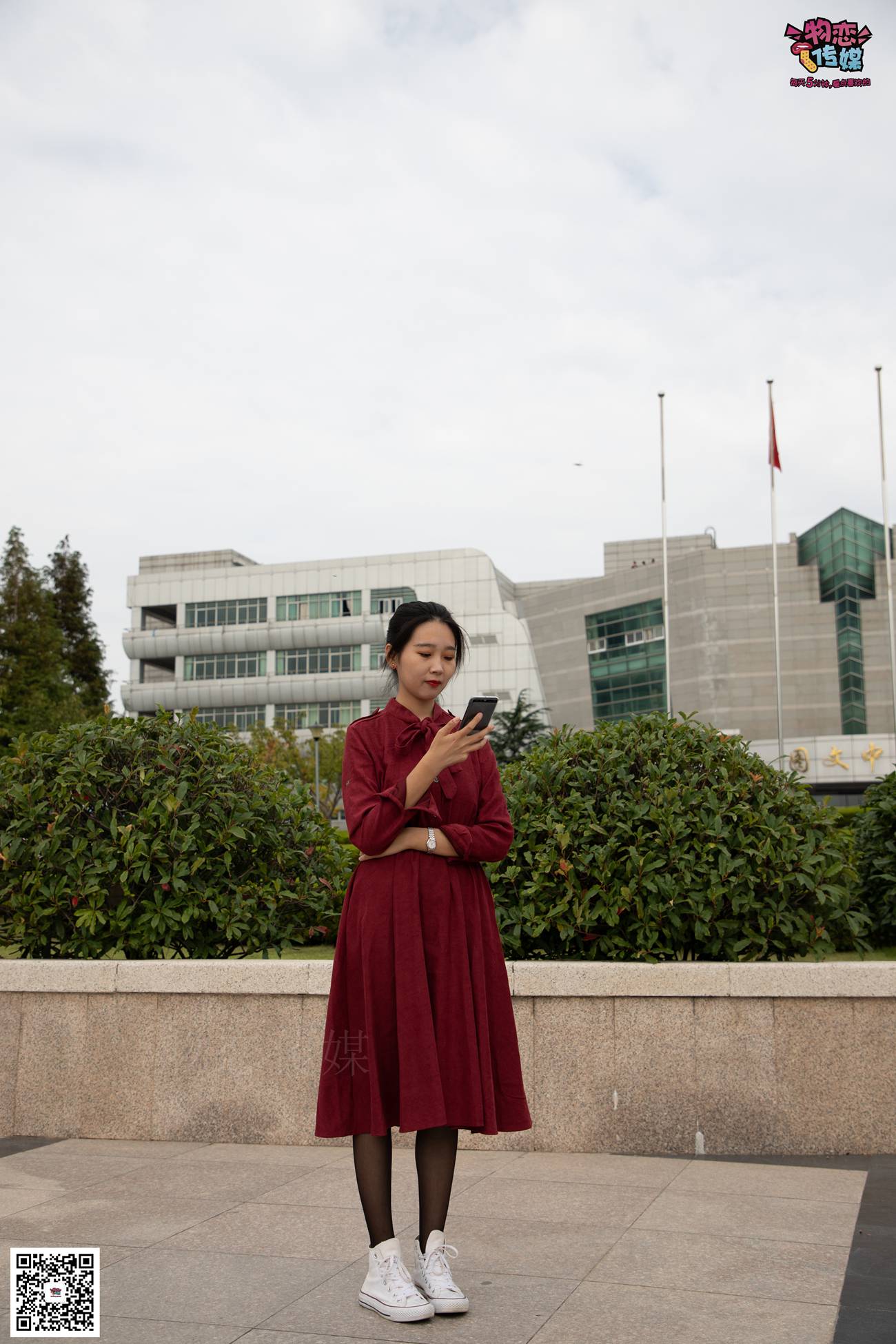 图片[126]-勿恋传媒 No.055 一袭红的神秘与热情,经典白色匡威高帮配黑丝 [143P] – 速更版-美库