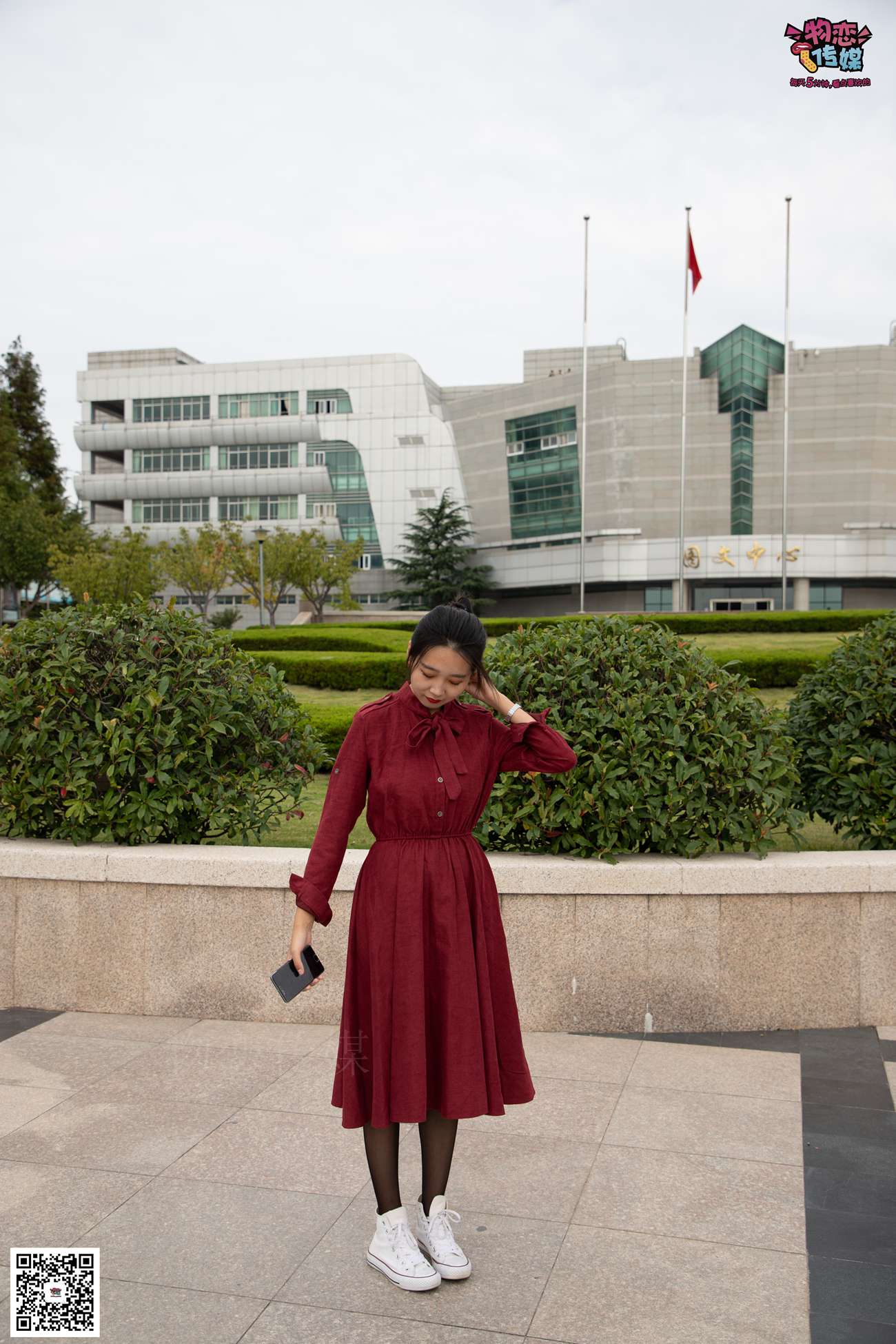 图片[127]-勿恋传媒 No.055 一袭红的神秘与热情,经典白色匡威高帮配黑丝 [143P] – 速更版-美库