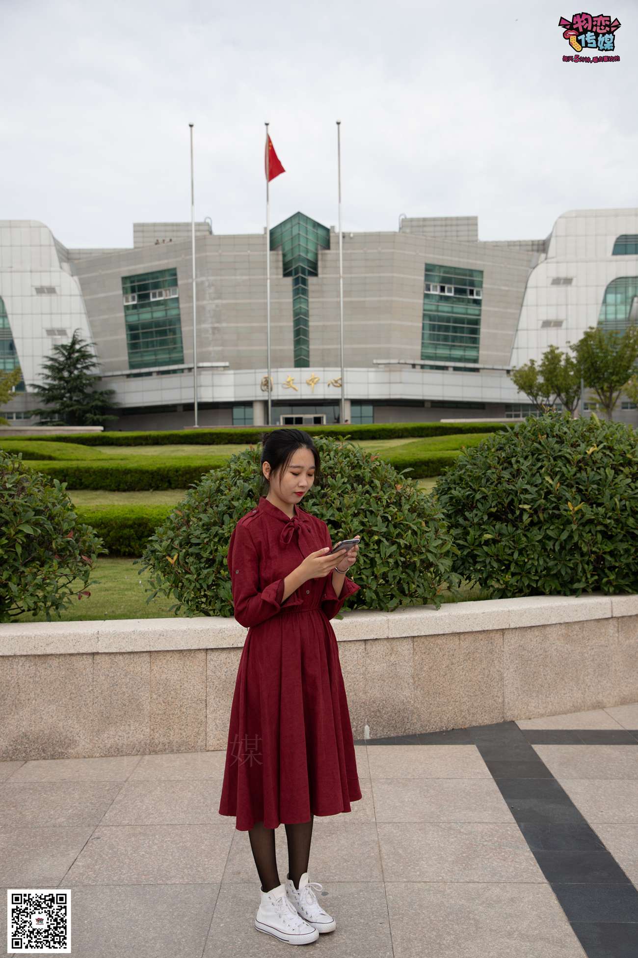 图片[128]-勿恋传媒 No.055 一袭红的神秘与热情,经典白色匡威高帮配黑丝 [143P] – 速更版-美库