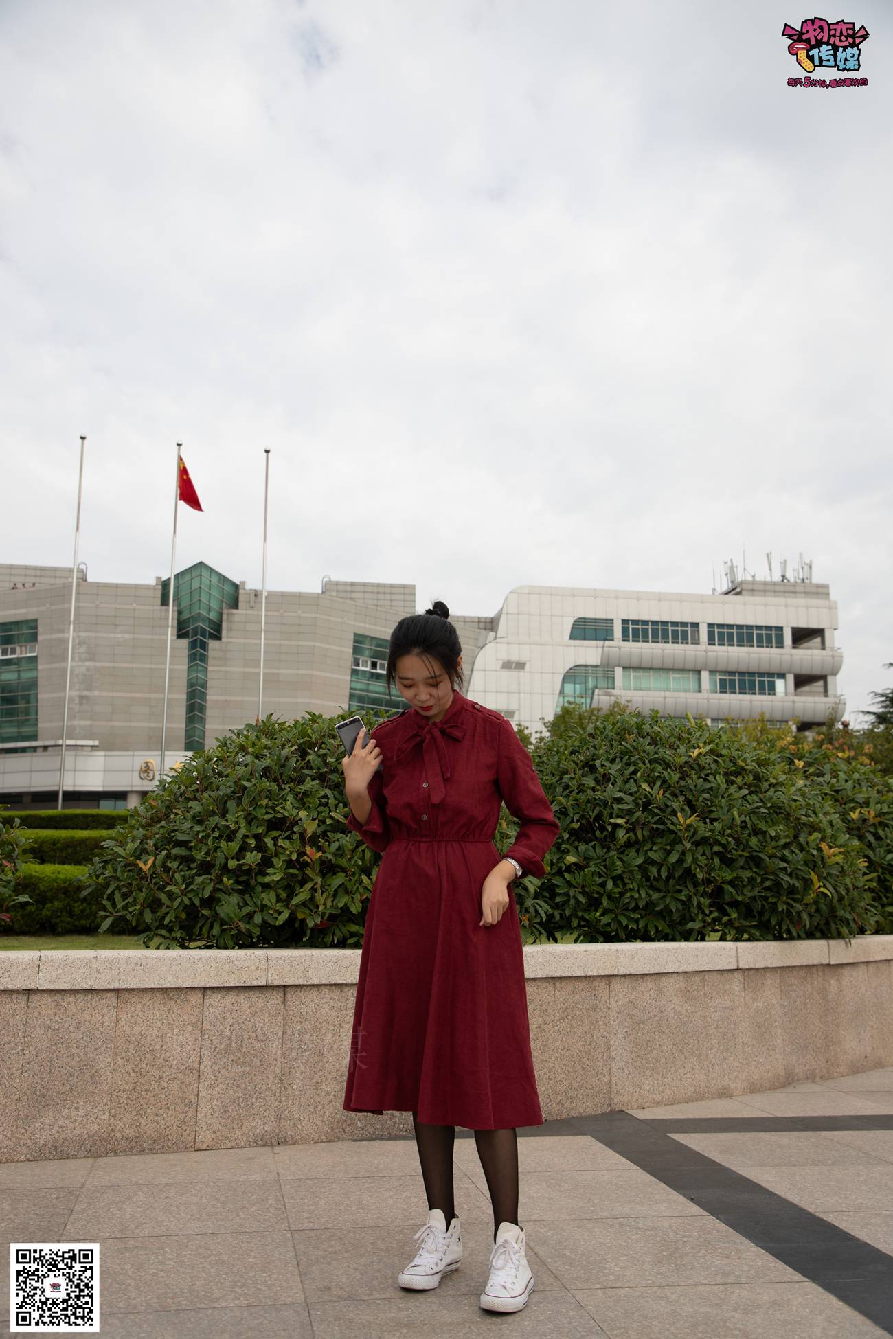 图片[129]-勿恋传媒 No.055 一袭红的神秘与热情,经典白色匡威高帮配黑丝 [143P] – 速更版-美库