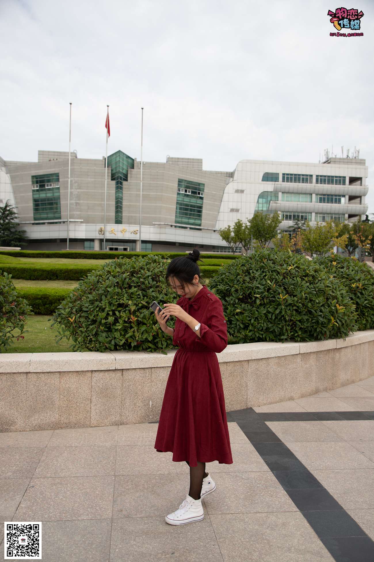 图片[130]-勿恋传媒 No.055 一袭红的神秘与热情,经典白色匡威高帮配黑丝 [143P] – 速更版-美库