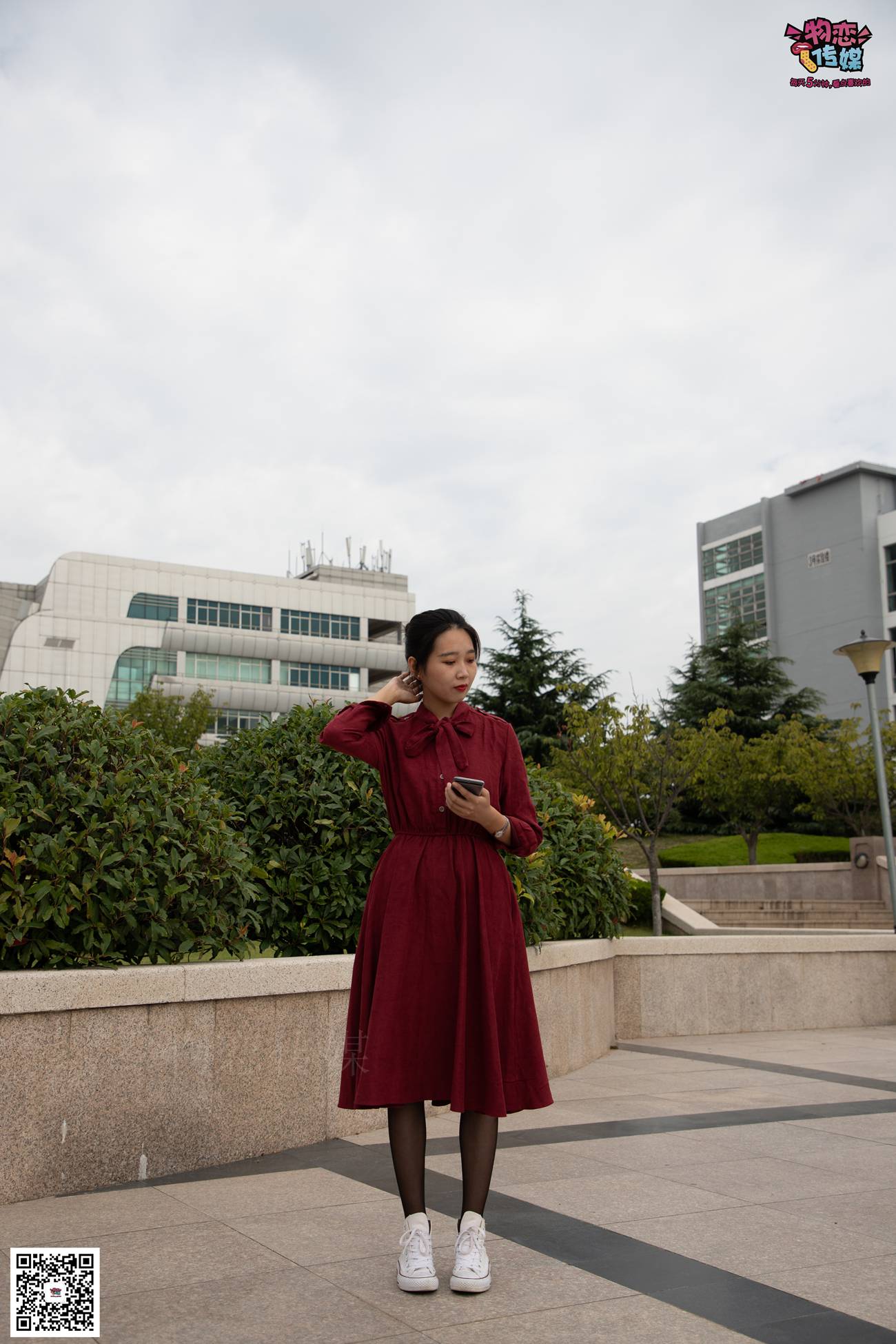 图片[131]-勿恋传媒 No.055 一袭红的神秘与热情,经典白色匡威高帮配黑丝 [143P] – 速更版-美库