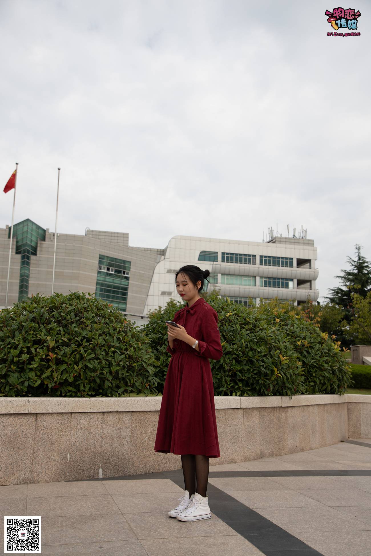 图片[132]-勿恋传媒 No.055 一袭红的神秘与热情,经典白色匡威高帮配黑丝 [143P] – 速更版-美库