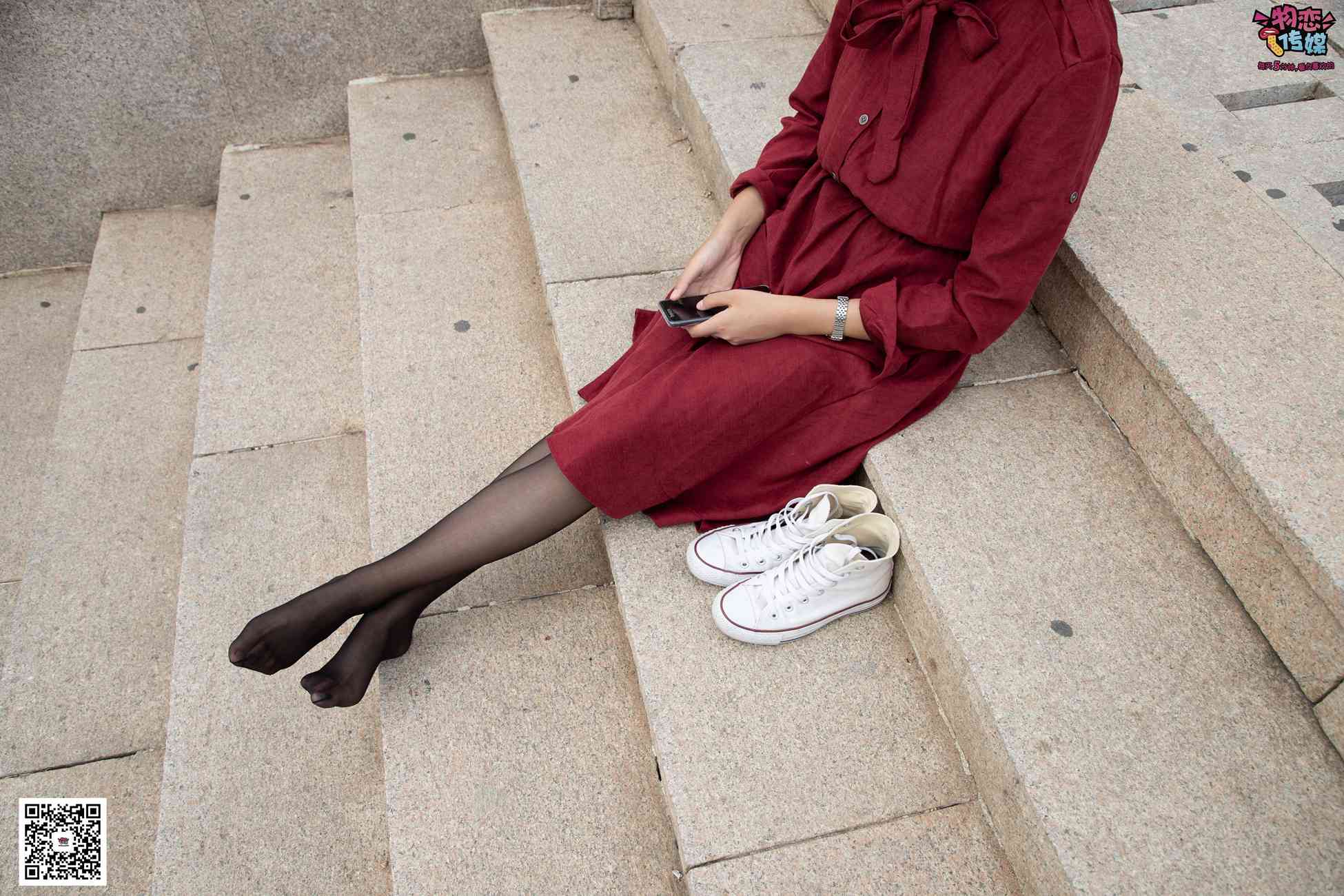 图片[133]-勿恋传媒 No.055 一袭红的神秘与热情,经典白色匡威高帮配黑丝 [143P] – 速更版-美库