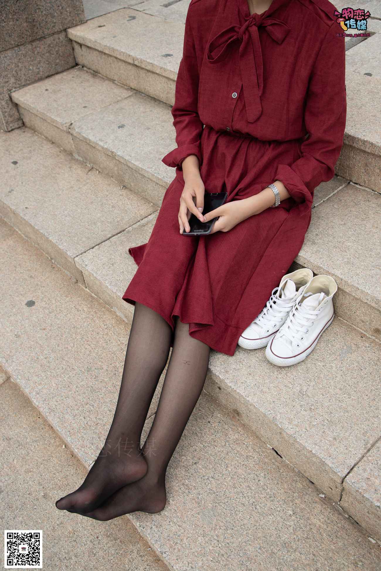 图片[135]-勿恋传媒 No.055 一袭红的神秘与热情,经典白色匡威高帮配黑丝 [143P] – 速更版-美库