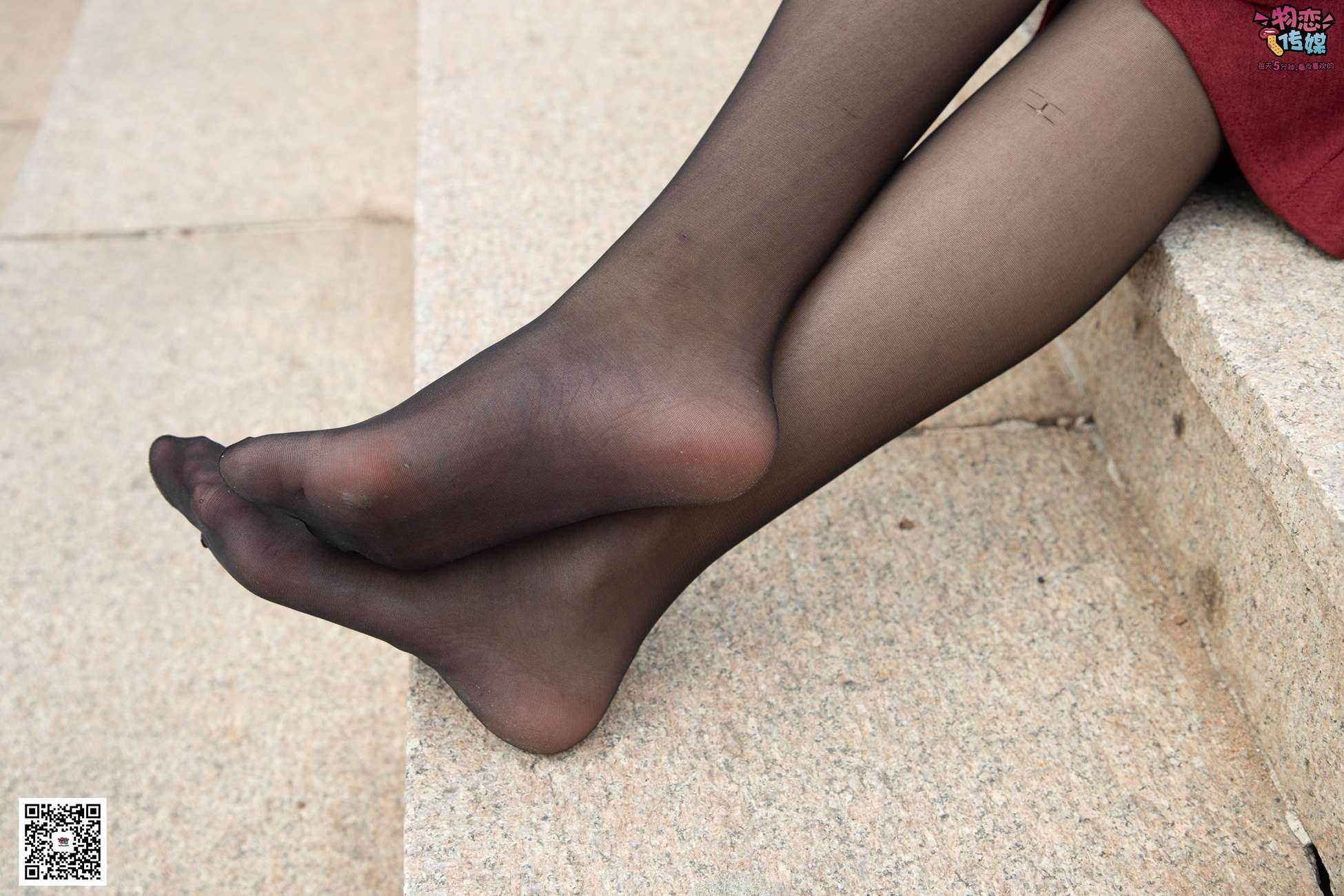 图片[136]-勿恋传媒 No.055 一袭红的神秘与热情,经典白色匡威高帮配黑丝 [143P] – 速更版-美库