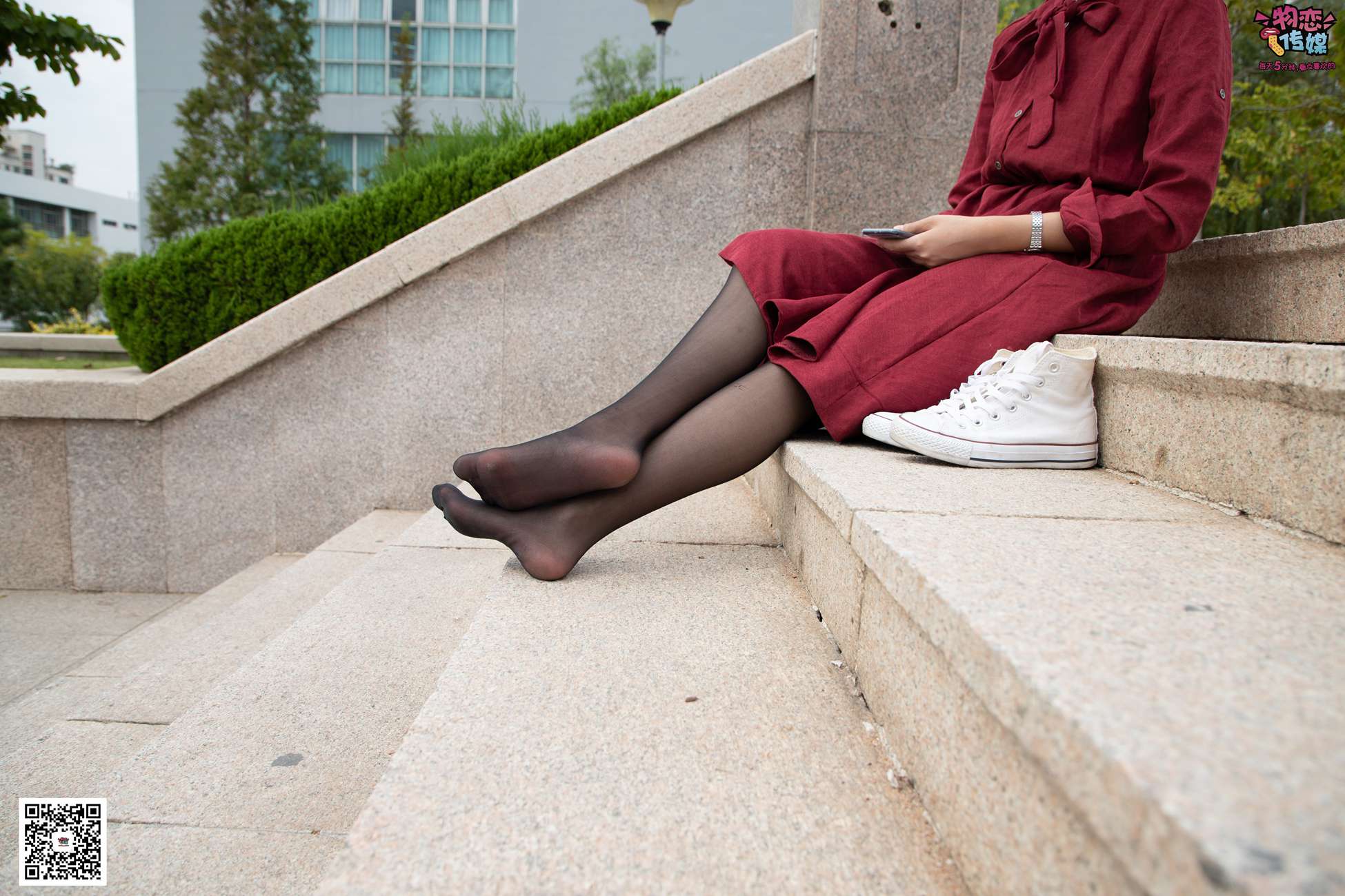 图片[137]-勿恋传媒 No.055 一袭红的神秘与热情,经典白色匡威高帮配黑丝 [143P] – 速更版-美库