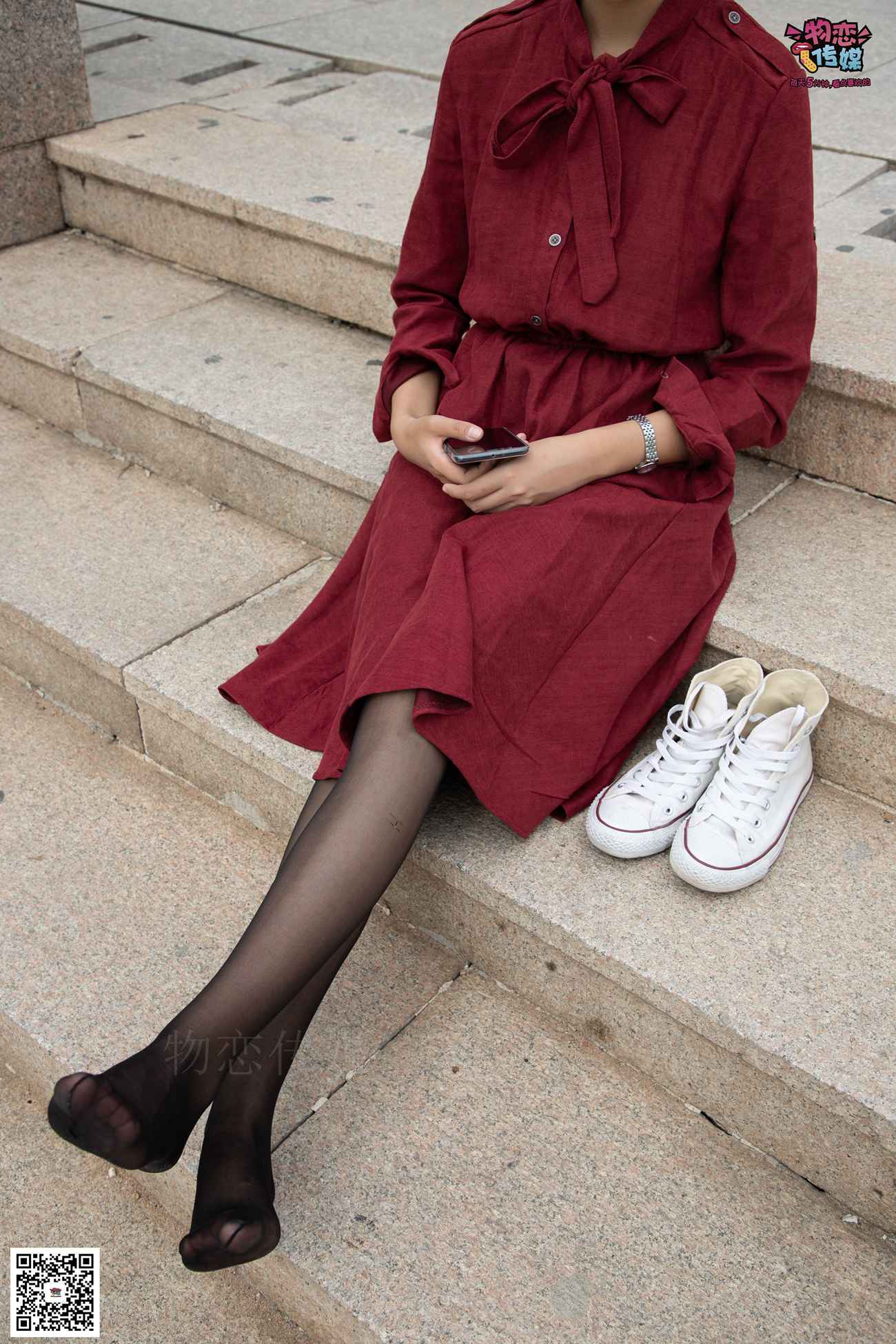图片[140]-勿恋传媒 No.055 一袭红的神秘与热情,经典白色匡威高帮配黑丝 [143P] – 速更版-美库