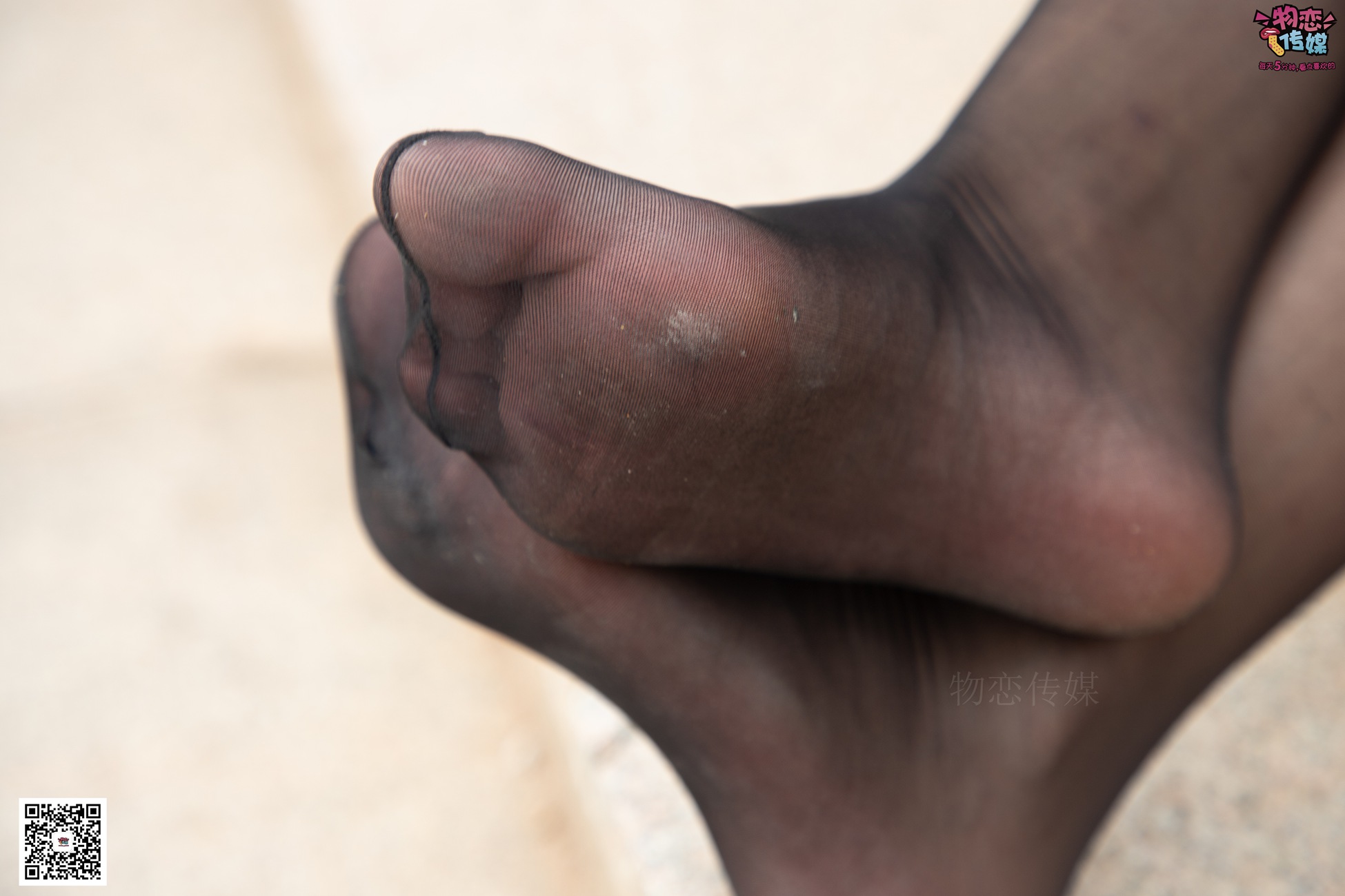 图片[142]-勿恋传媒 No.055 一袭红的神秘与热情,经典白色匡威高帮配黑丝 [143P] – 速更版-美库