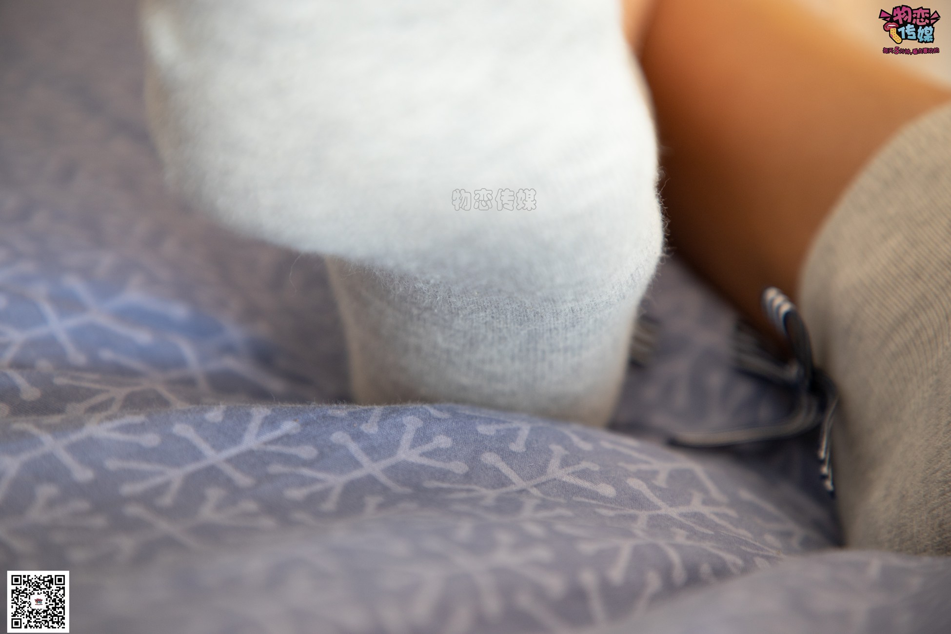 图片[31]-[物恋传媒] NO.063 深秋蜜糖，甜甜甜美~小白跑鞋配灰色棉袜 [161P] – 速更版-美库