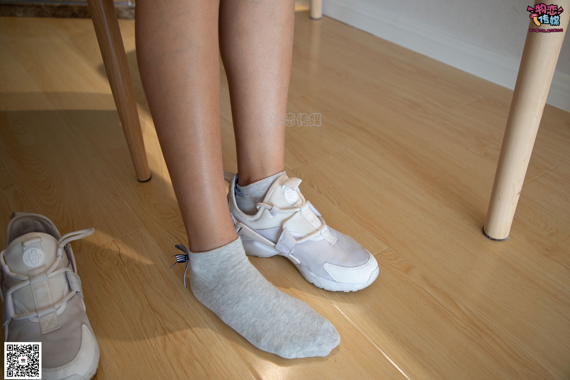 图片[63]-[物恋传媒] NO.063 深秋蜜糖，甜甜甜美~小白跑鞋配灰色棉袜 [161P] – 速更版-美库