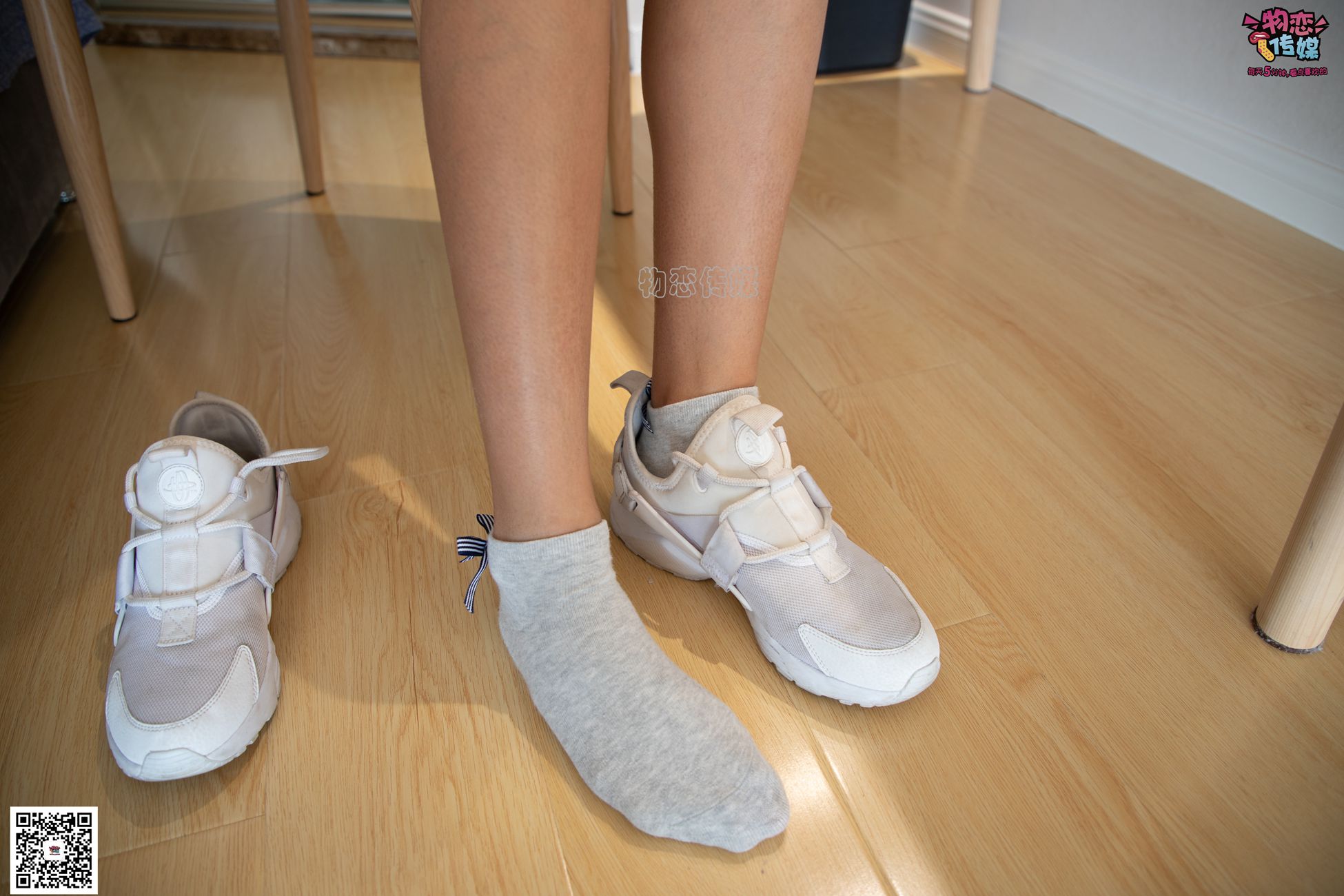 图片[64]-[物恋传媒] NO.063 深秋蜜糖，甜甜甜美~小白跑鞋配灰色棉袜 [161P] – 速更版-美库