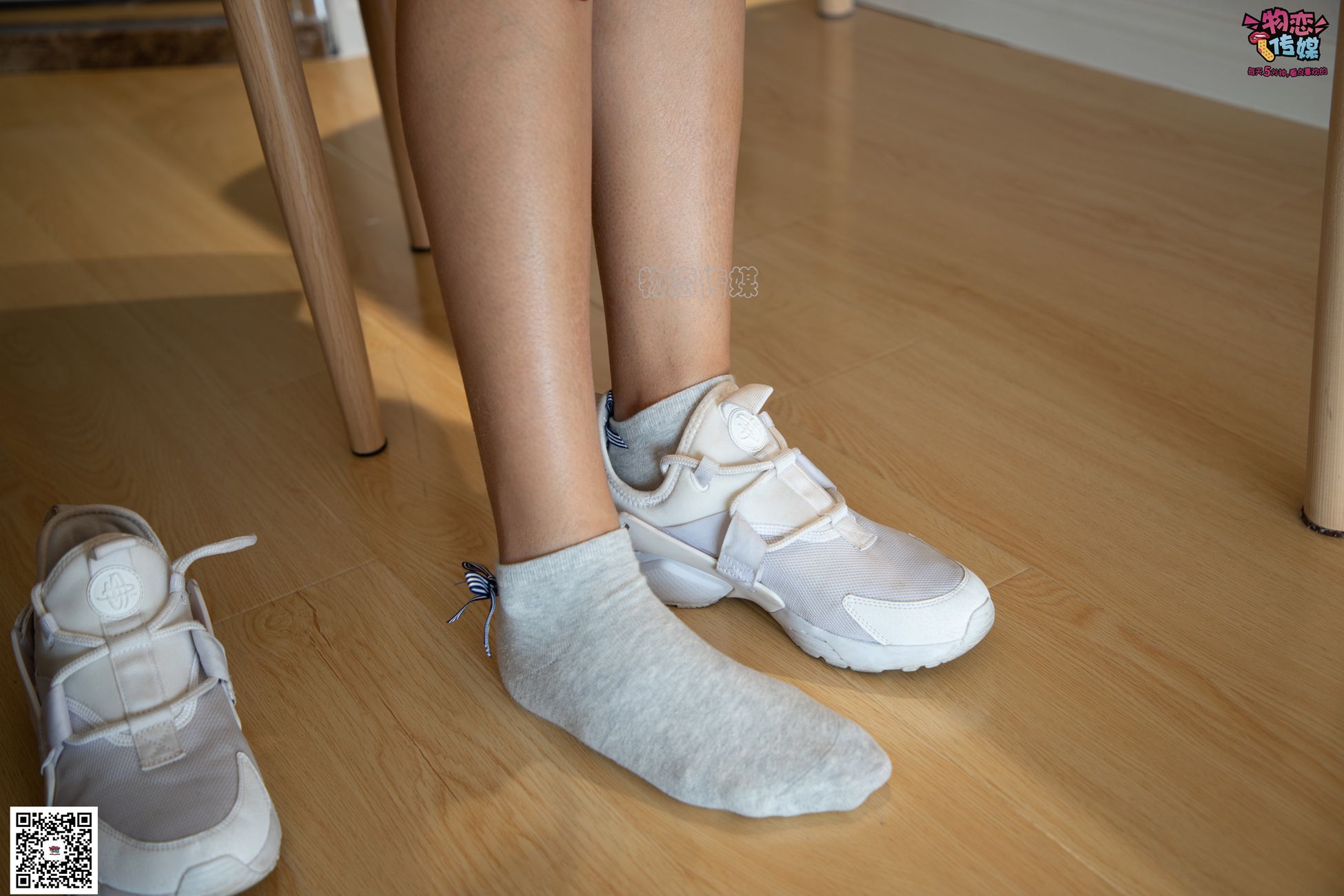 图片[67]-[物恋传媒] NO.063 深秋蜜糖，甜甜甜美~小白跑鞋配灰色棉袜 [161P] – 速更版-美库