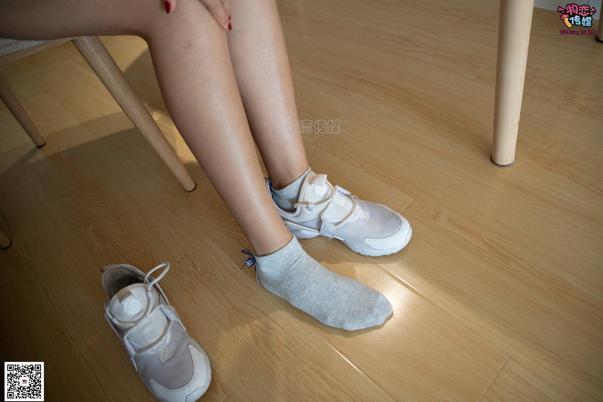 图片[69]-[物恋传媒] NO.063 深秋蜜糖，甜甜甜美~小白跑鞋配灰色棉袜 [161P] – 速更版-美库