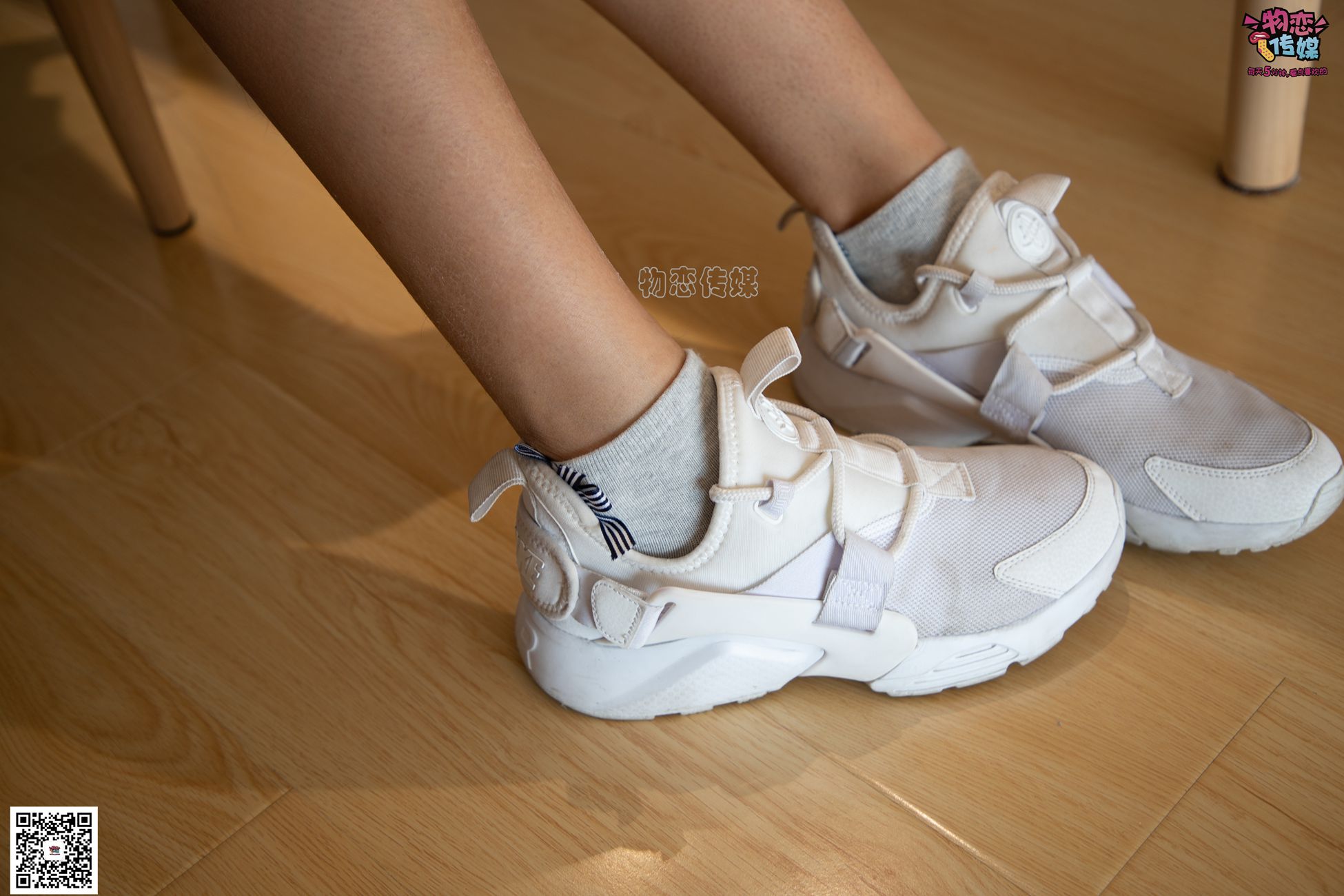 图片[78]-[物恋传媒] NO.063 深秋蜜糖，甜甜甜美~小白跑鞋配灰色棉袜 [161P] – 速更版-美库