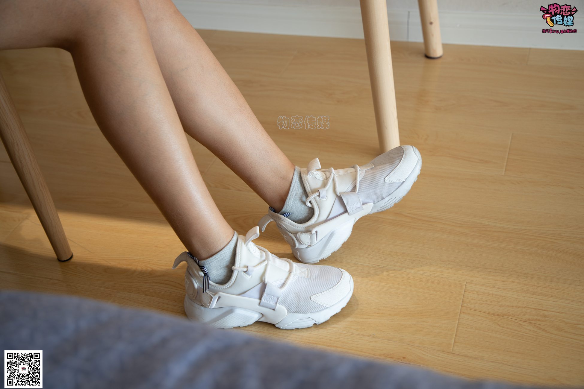 图片[83]-[物恋传媒] NO.063 深秋蜜糖，甜甜甜美~小白跑鞋配灰色棉袜 [161P] – 速更版-美库