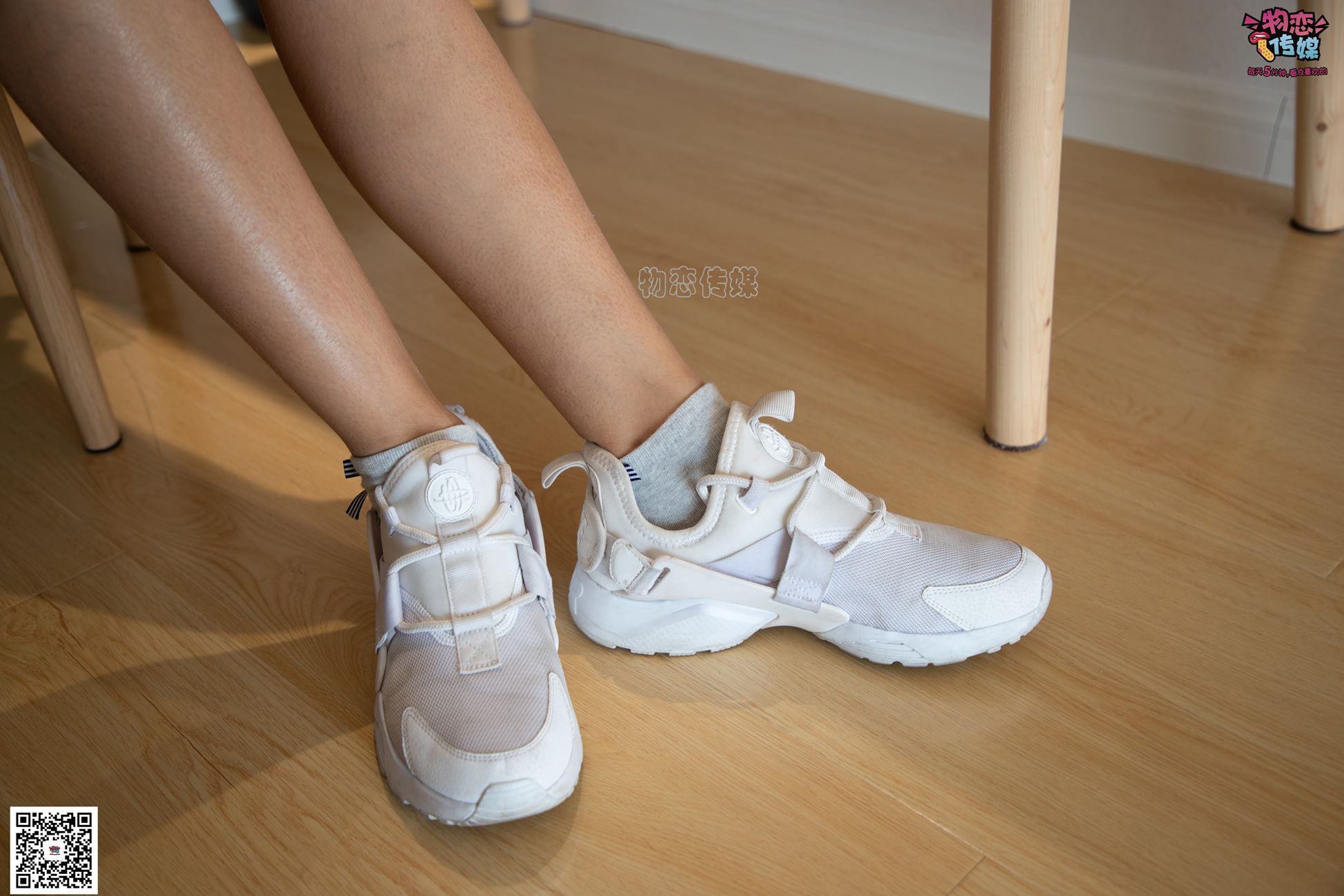 图片[84]-[物恋传媒] NO.063 深秋蜜糖，甜甜甜美~小白跑鞋配灰色棉袜 [161P] – 速更版-美库