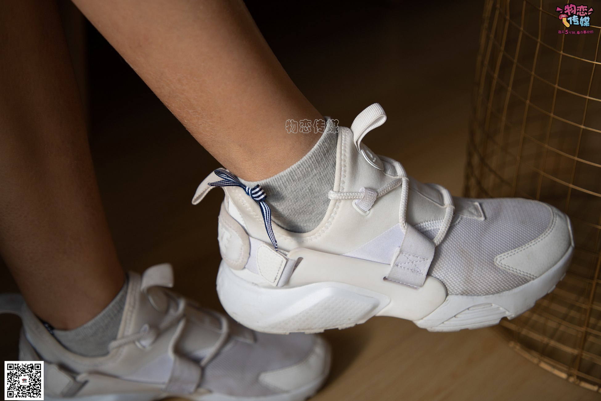 图片[96]-[物恋传媒] NO.063 深秋蜜糖，甜甜甜美~小白跑鞋配灰色棉袜 [161P] – 速更版-美库