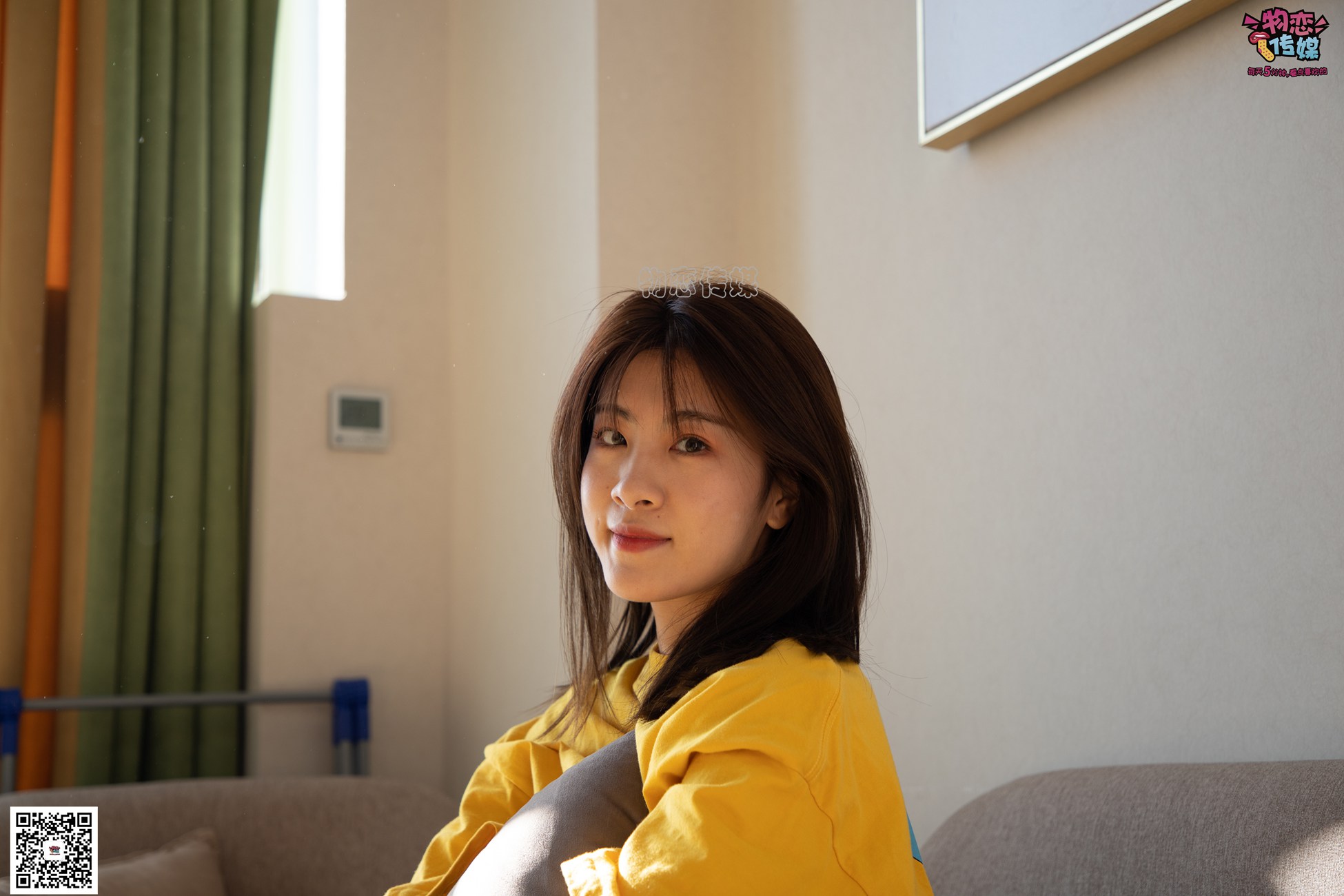 图片[143]-[物恋传媒] NO.063 深秋蜜糖，甜甜甜美~小白跑鞋配灰色棉袜 [161P] – 速更版-美库