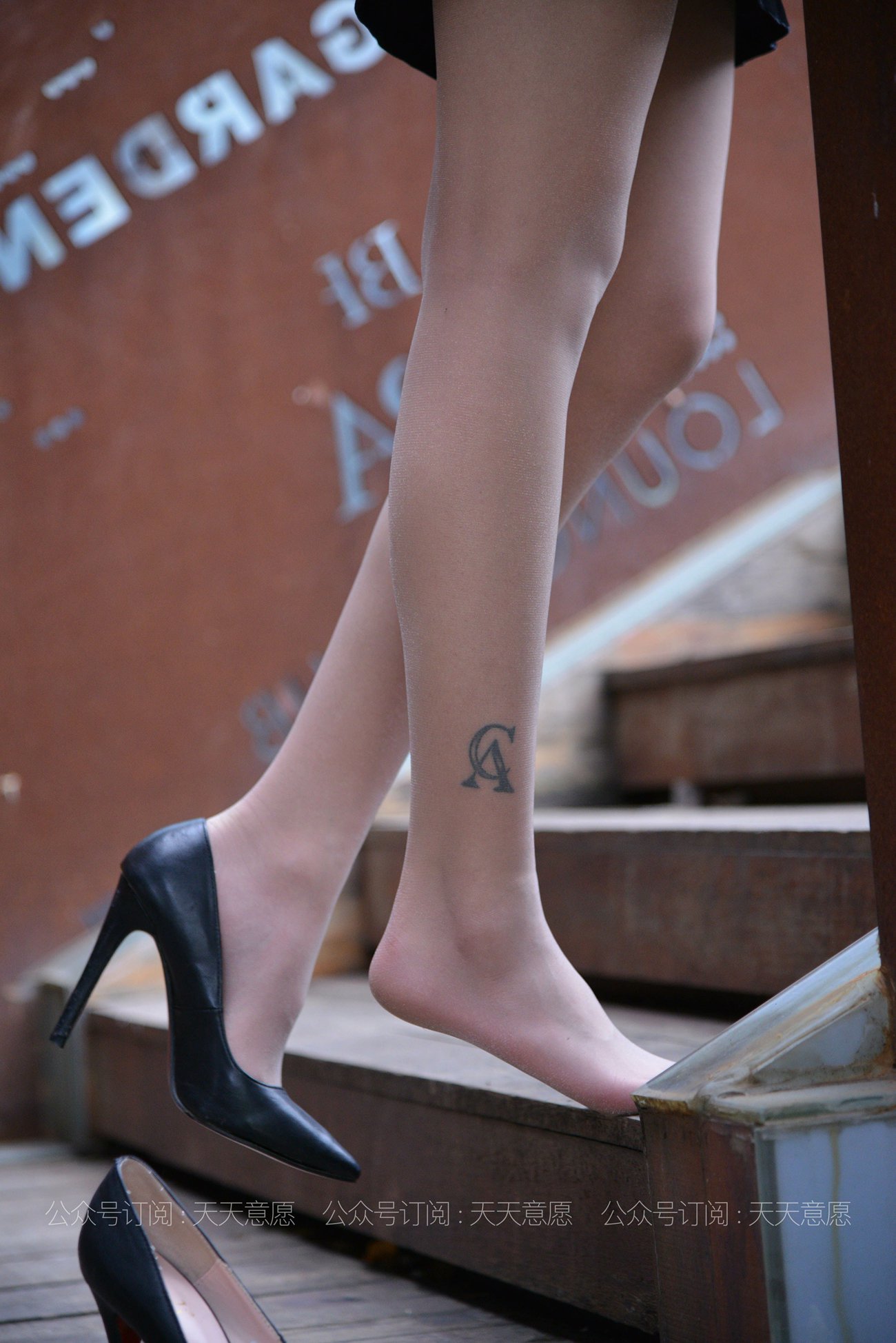 图片[44]-[IESS异思趣向] 耽丝 210430 潇潇在楼梯换高跟鞋 [83P] – 速更版-美库