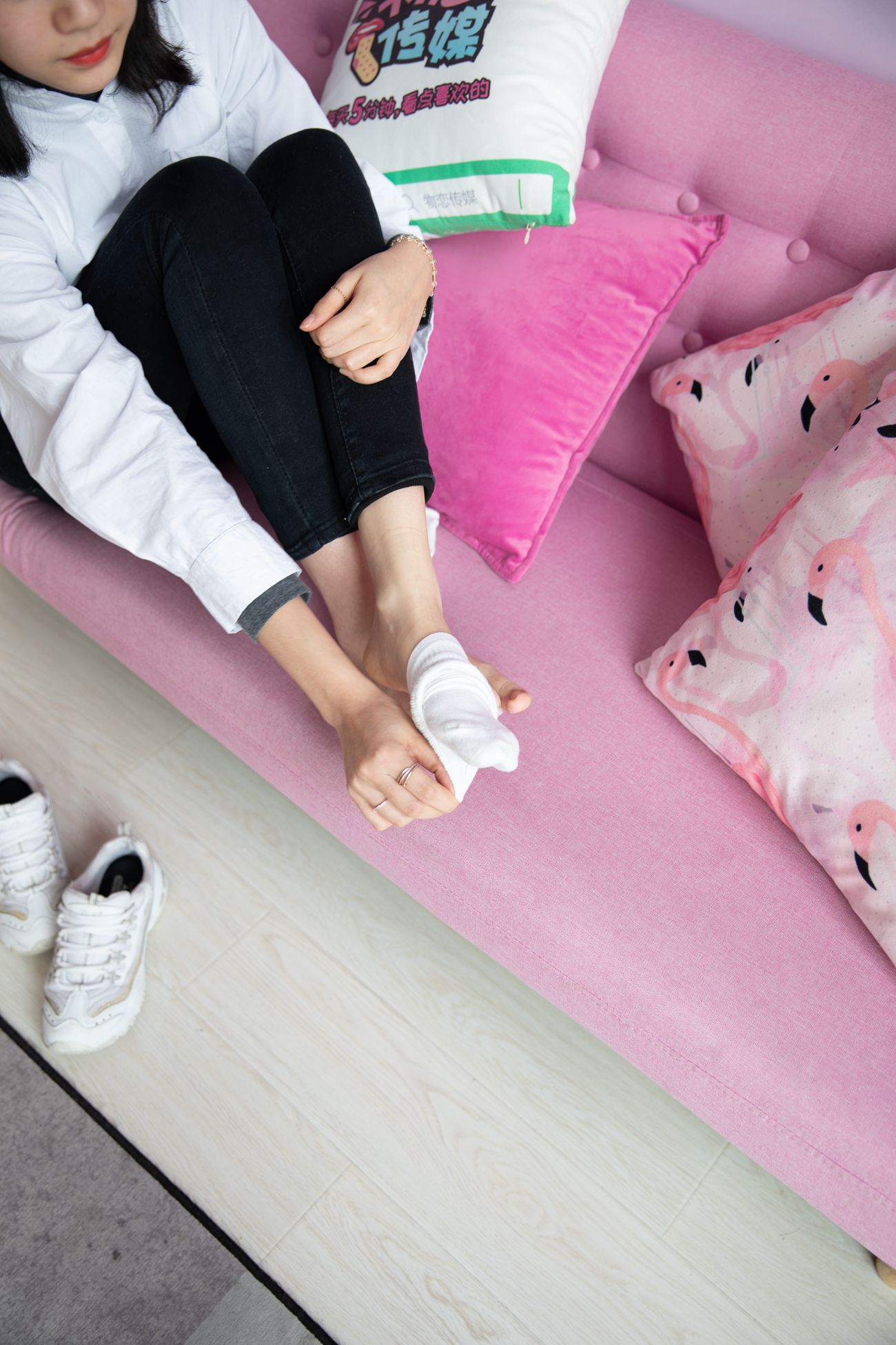 图片[131]-勿恋传媒 No.125 落落-实力演绎东北妹字的冬天 [218P] – 速更版-美库