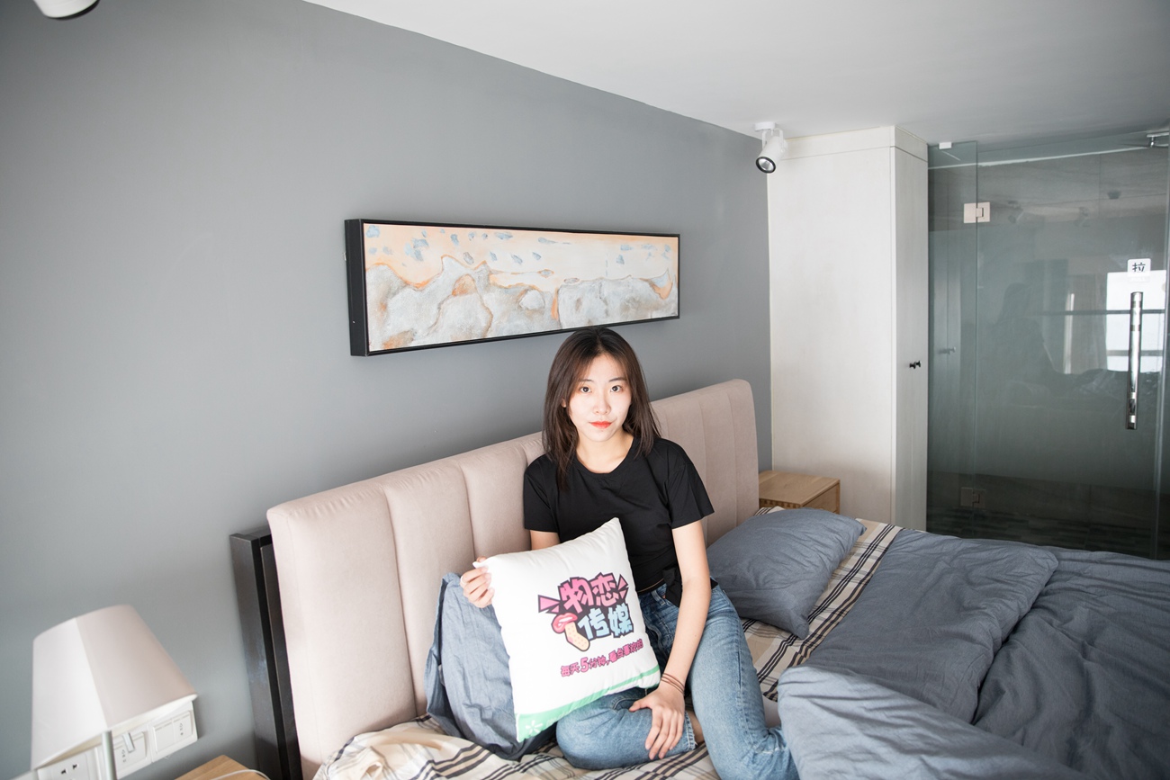 图片[18]-勿恋传媒 No.132 Elise-床边的白色板鞋搭配白色棉袜与灰色棉袜 [147P] – 速更版-美库