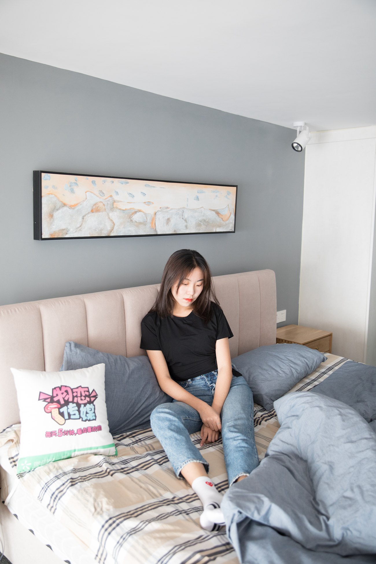 图片[19]-勿恋传媒 No.132 Elise-床边的白色板鞋搭配白色棉袜与灰色棉袜 [147P] – 速更版-美库