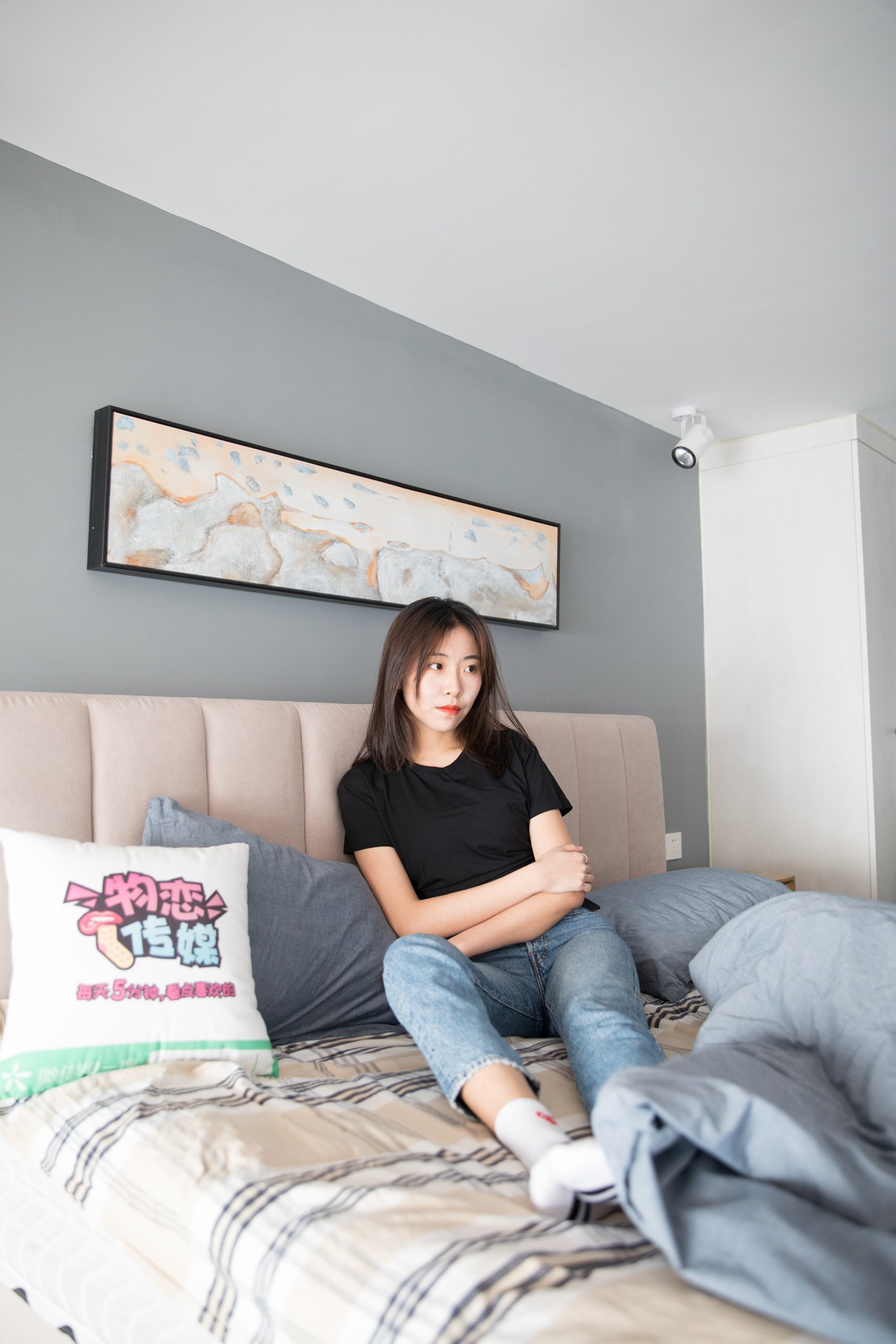 图片[20]-勿恋传媒 No.132 Elise-床边的白色板鞋搭配白色棉袜与灰色棉袜 [147P] – 速更版-美库