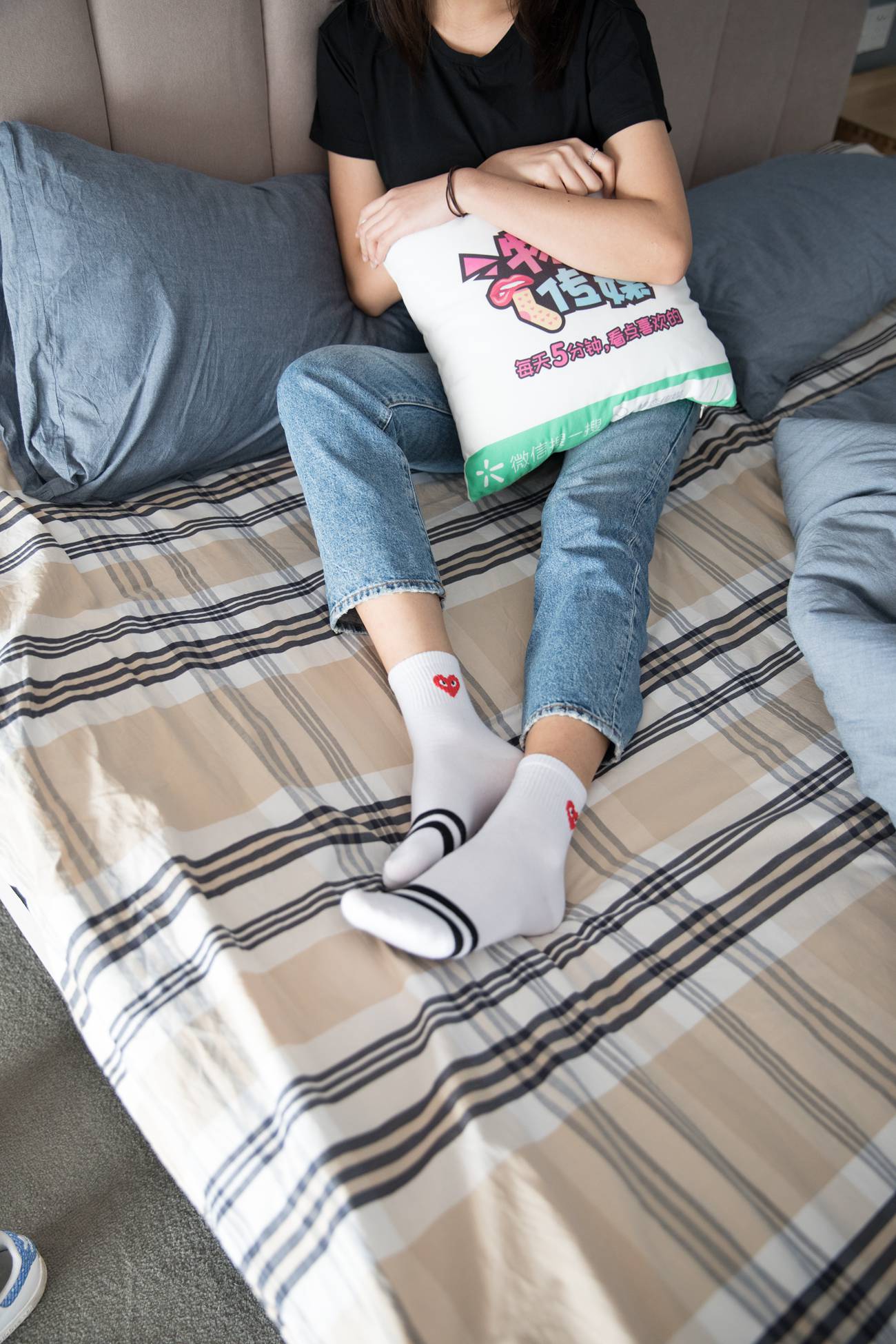 图片[25]-勿恋传媒 No.132 Elise-床边的白色板鞋搭配白色棉袜与灰色棉袜 [147P] – 速更版-美库