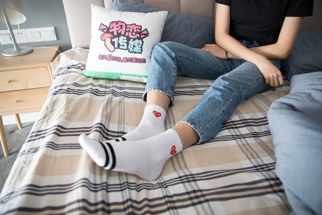 图片[26]-勿恋传媒 No.132 Elise-床边的白色板鞋搭配白色棉袜与灰色棉袜 [147P] – 速更版-美库